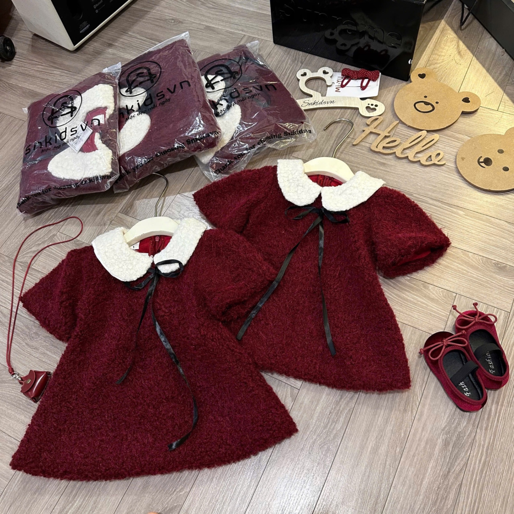 Váy lông đỏ chữ a bé gái