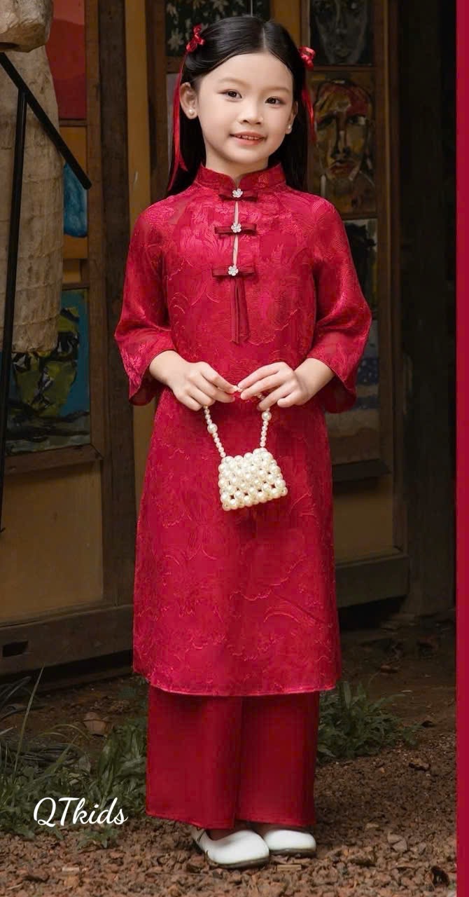 Áo dài đỏ khuy cổ kèm túi bé gái