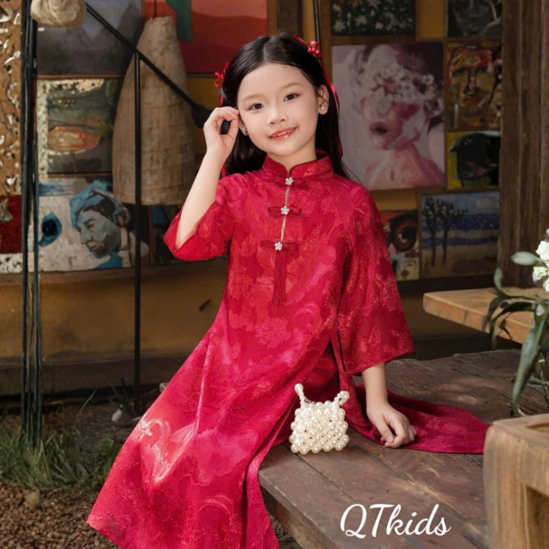 Áo dài đỏ khuy cổ kèm túi bé gái