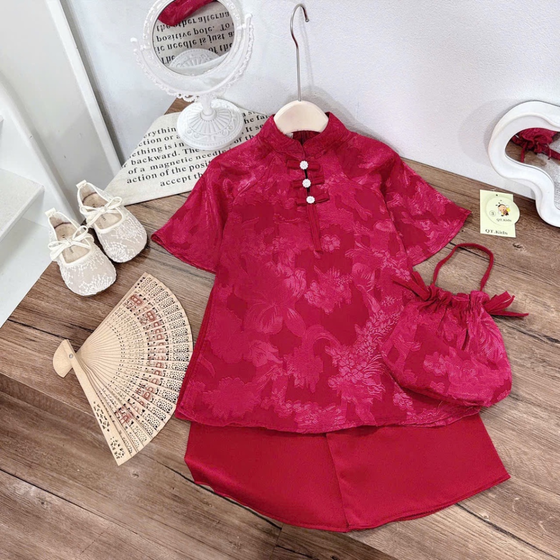 Áo dài đỏ khuy cổ kèm túi bé gái