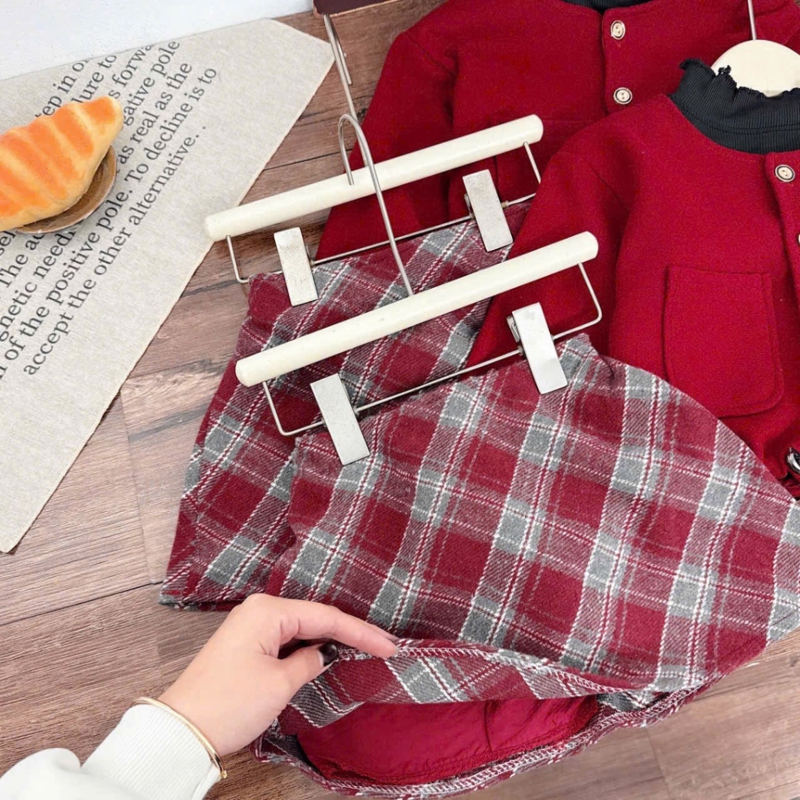 Sét dạ đỏ 3 chi tiết cv kẻ caro bé gái