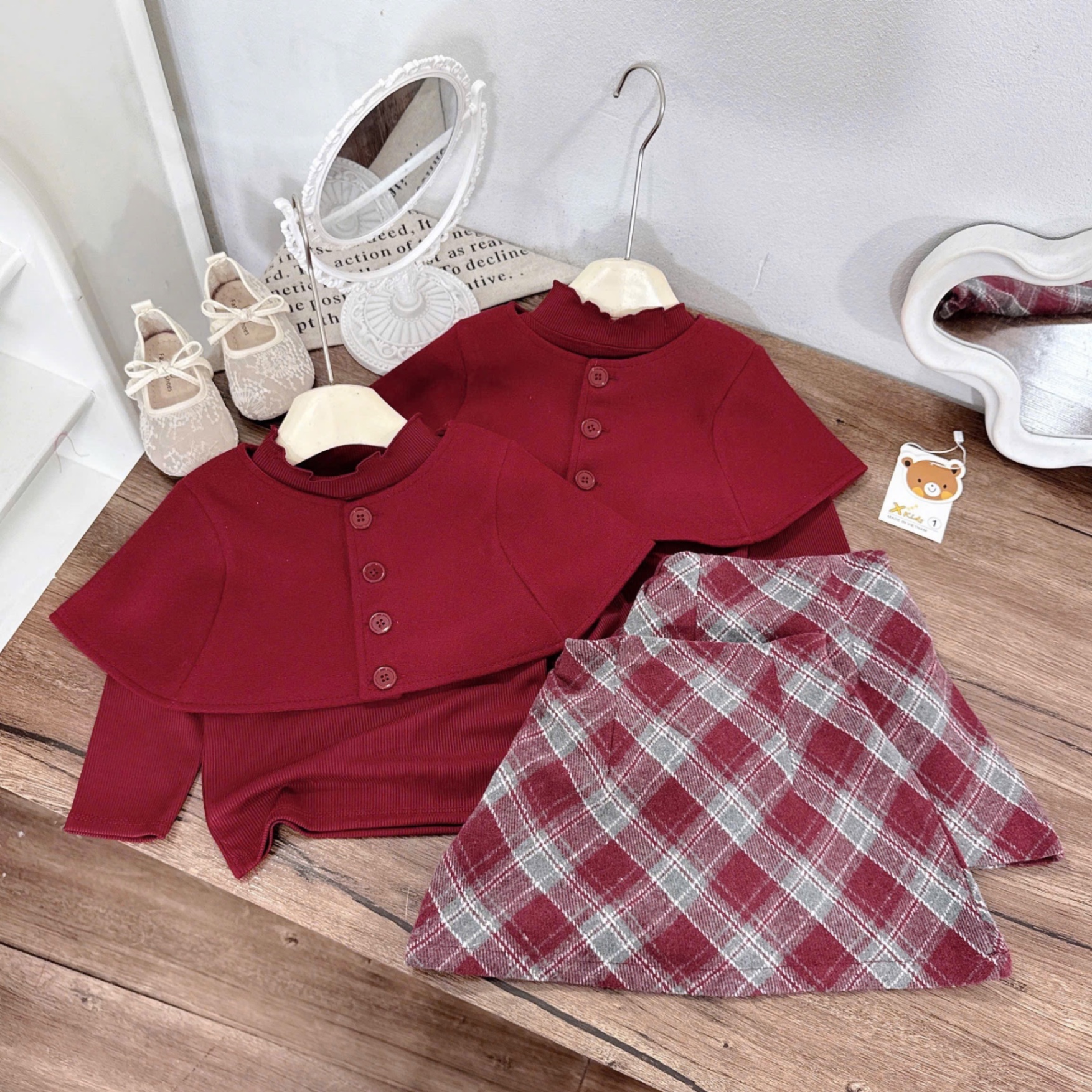 Dạ 3 chi tiết choàng đỏ cv kẻ xk bé gái