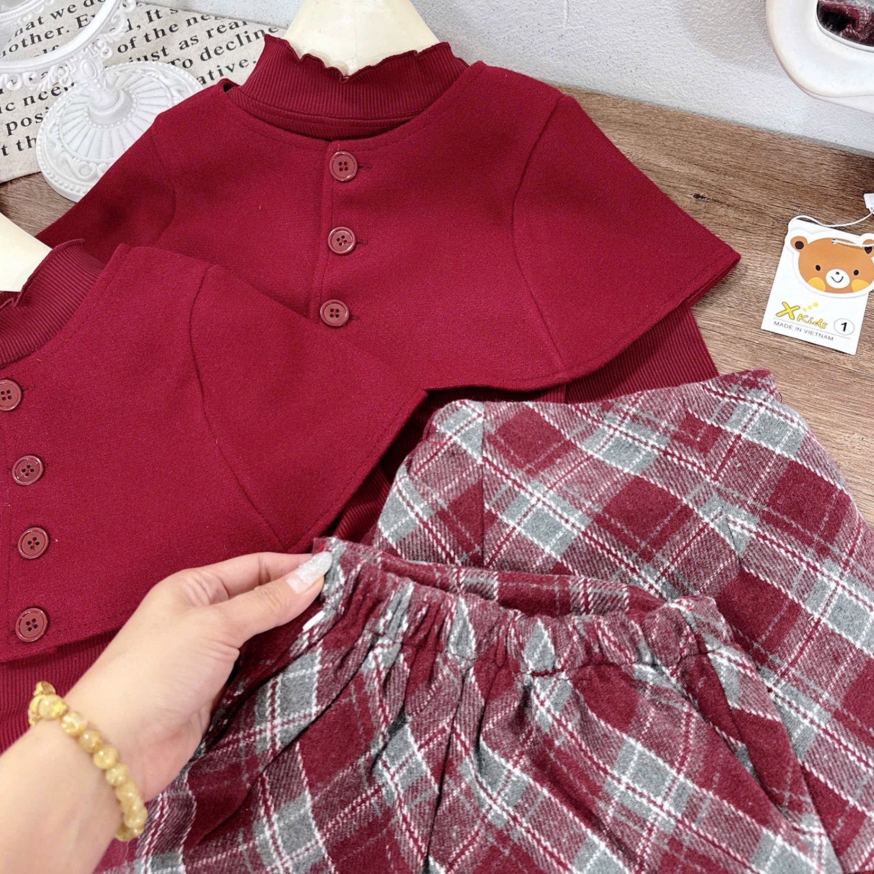 Dạ 3 chi tiết choàng đỏ cv kẻ xk bé gái