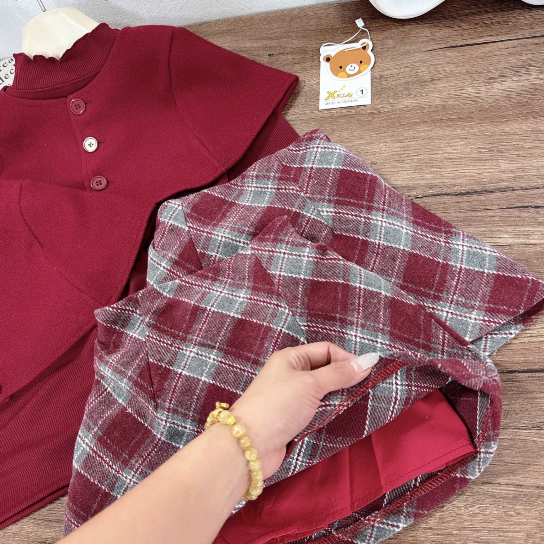 Dạ 3 chi tiết choàng đỏ cv kẻ xk bé gái