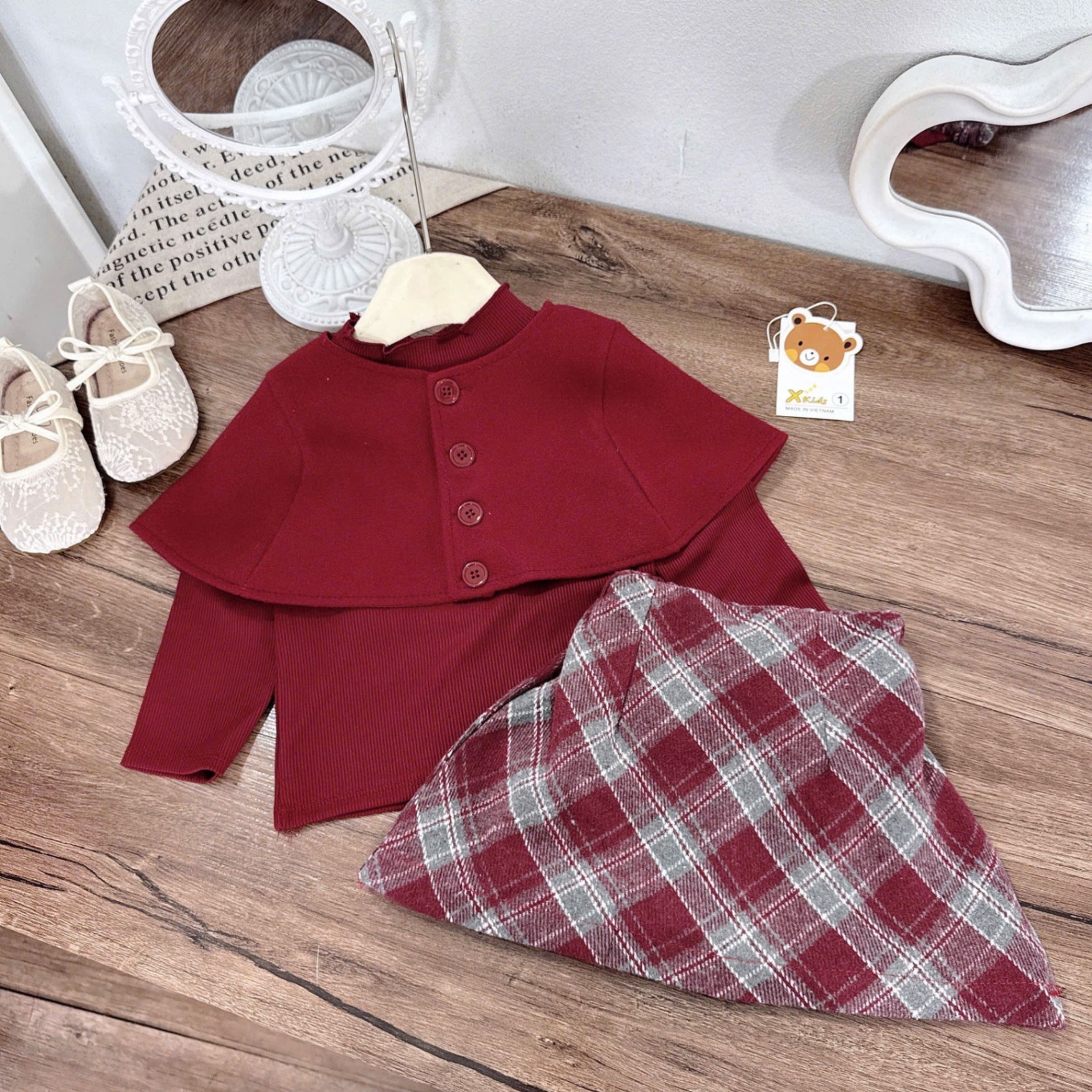 Dạ 3 chi tiết choàng đỏ cv kẻ xk bé gái