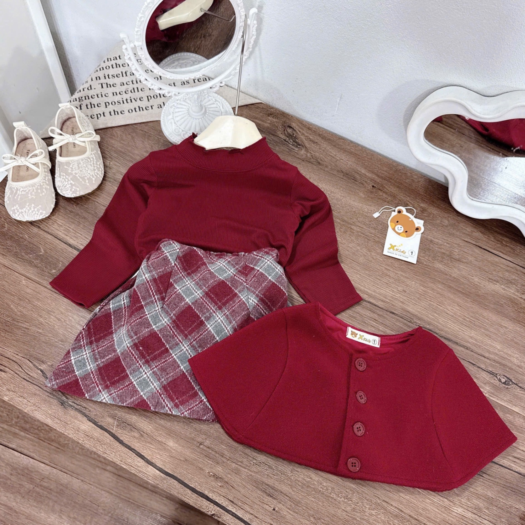 Dạ 3 chi tiết choàng đỏ cv kẻ xk bé gái