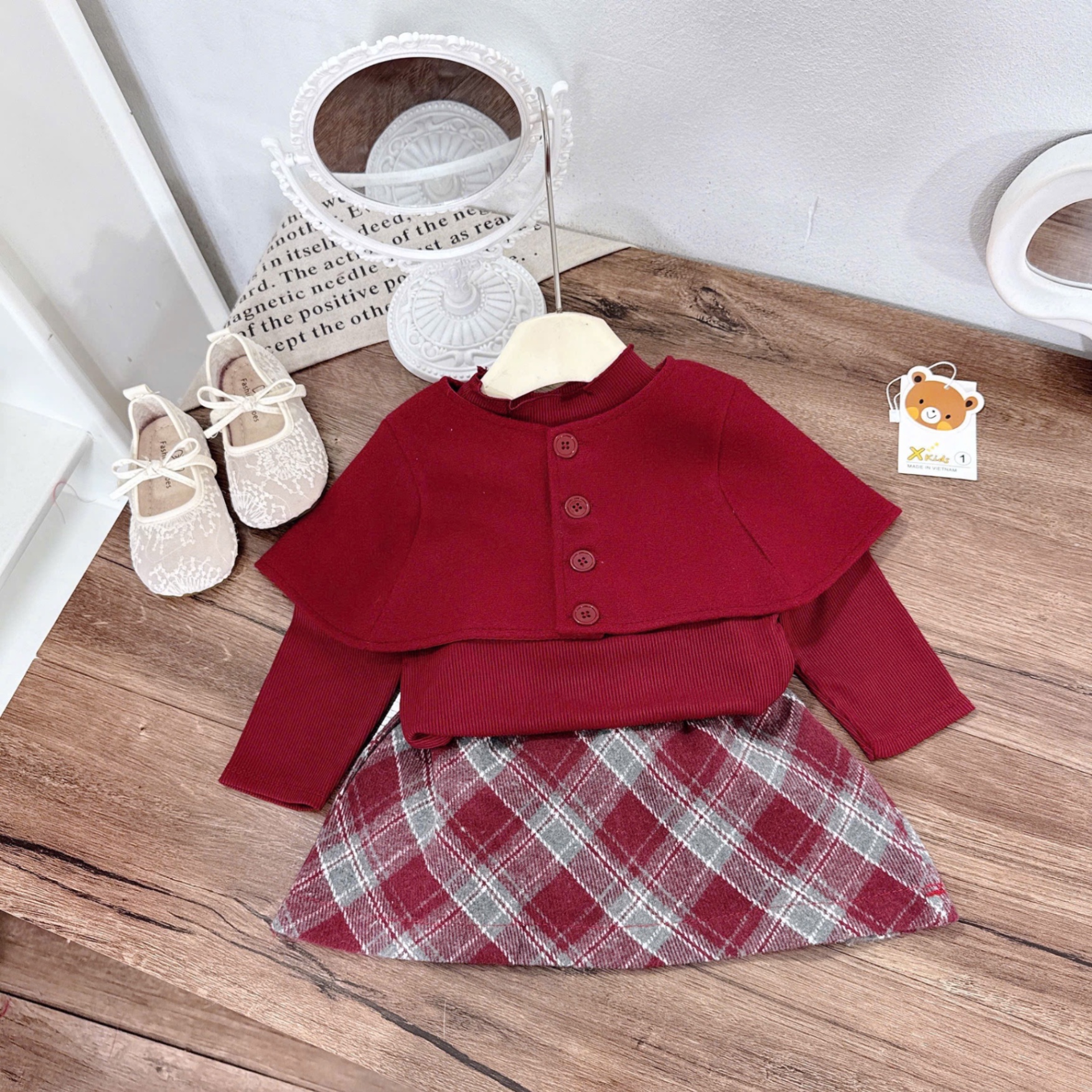 Dạ 3 chi tiết choàng đỏ cv kẻ xk bé gái