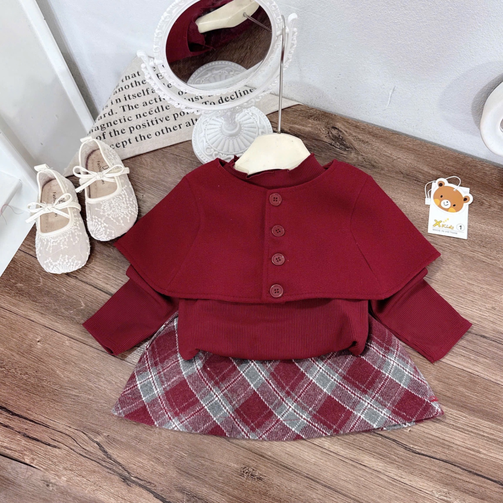 Dạ 3 chi tiết choàng đỏ cv kẻ xk bé gái