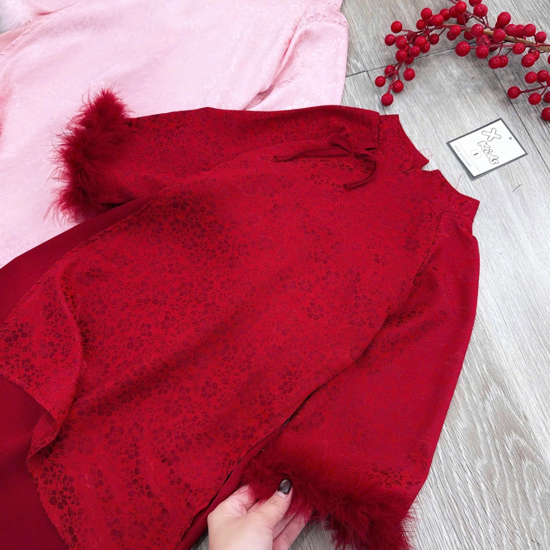 Áo dài gấm lụa tay phối lông mịn bé gái