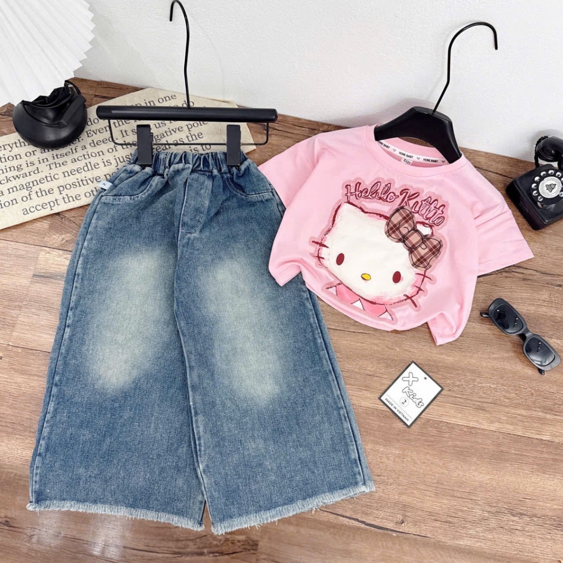 Sét bộ áo kitty quần bò xuông dài bé gái