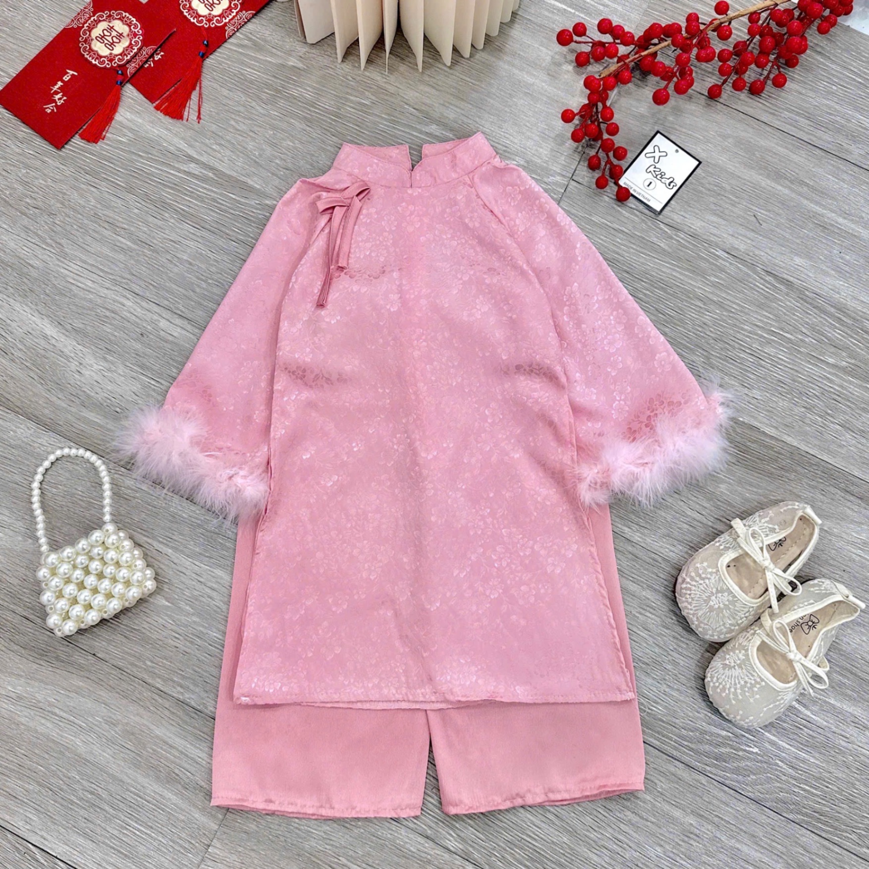 Áo dài gấm lụa tay phối lông mịn bé gái