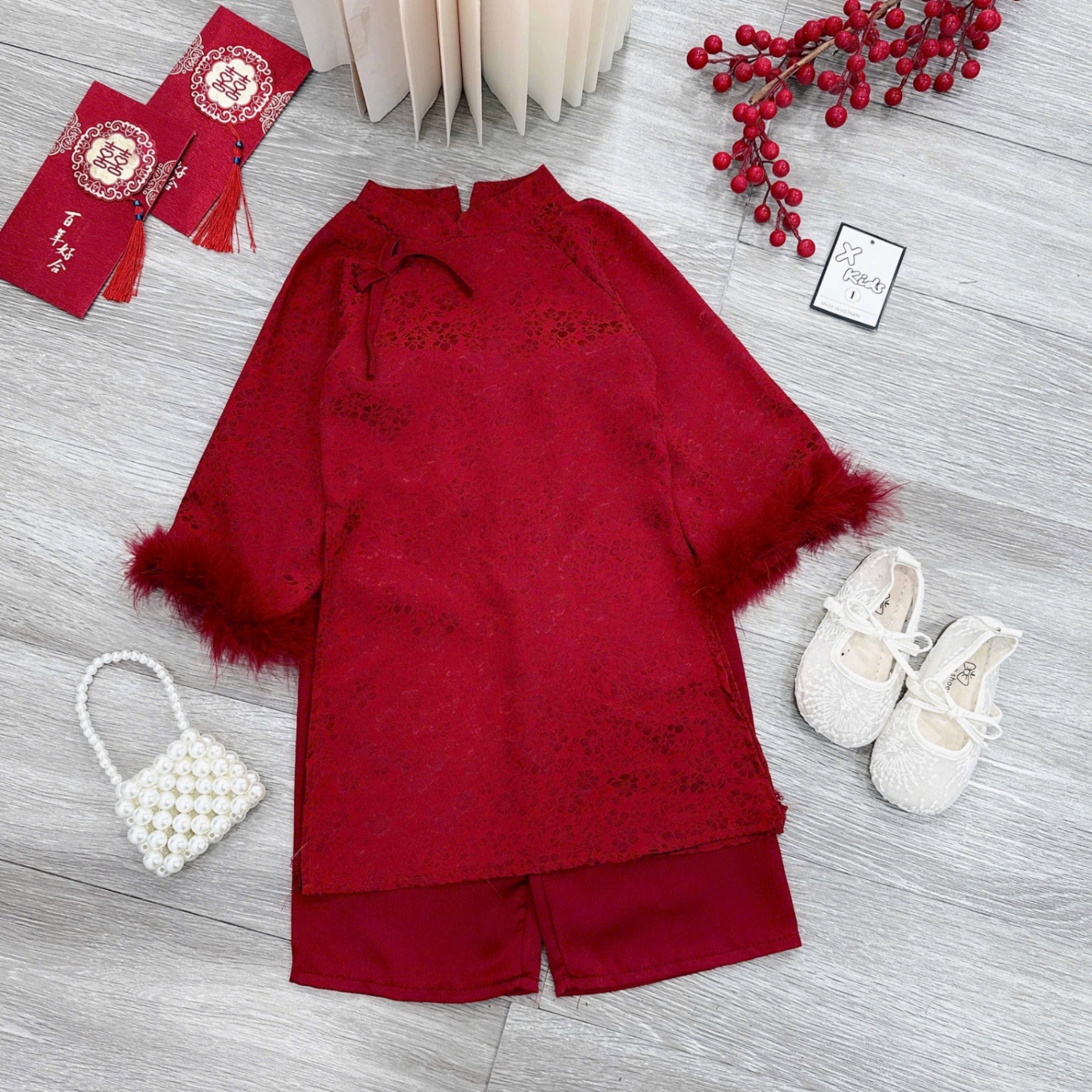 Áo dài gấm lụa tay phối lông mịn bé gái