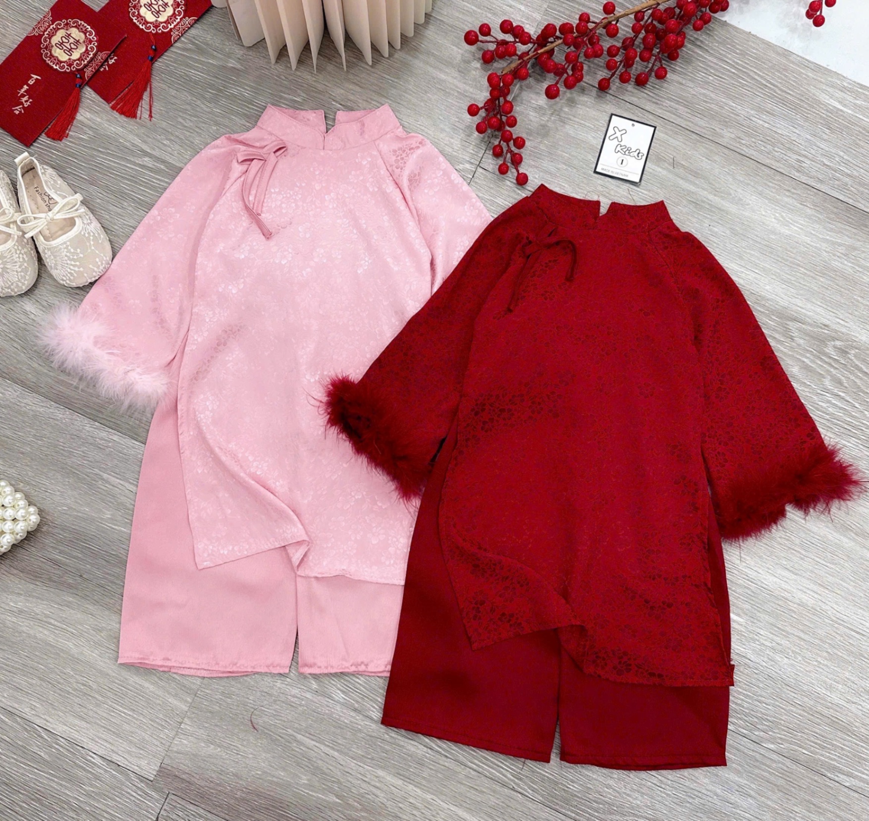 Áo dài gấm lụa tay phối lông mịn bé gái