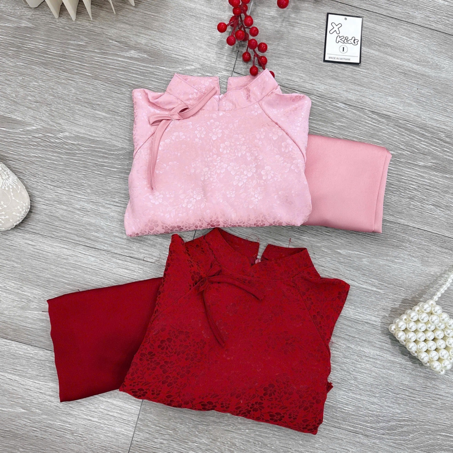 Áo dài gấm lụa tay phối lông mịn bé gái