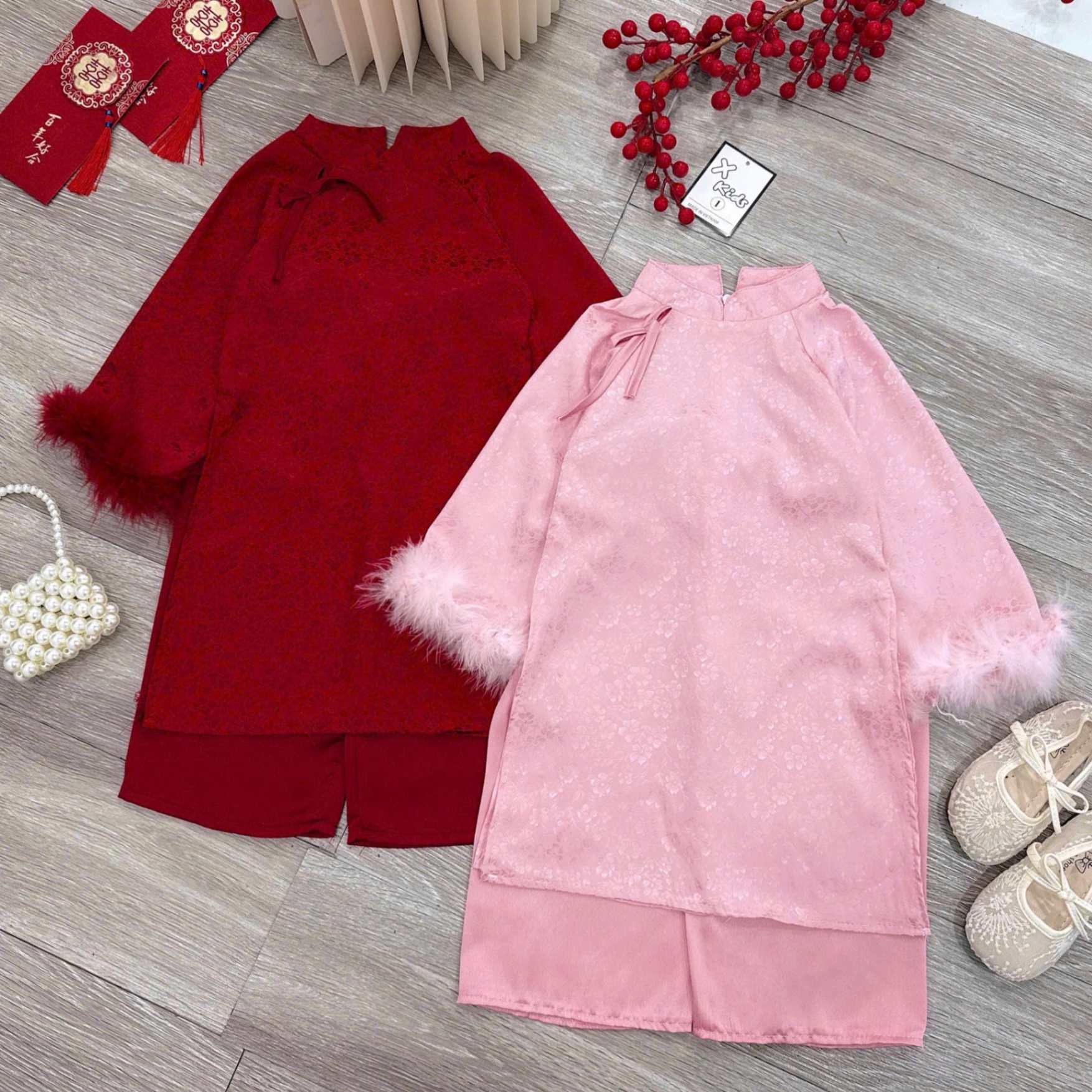 Áo dài gấm lụa tay phối lông mịn bé gái