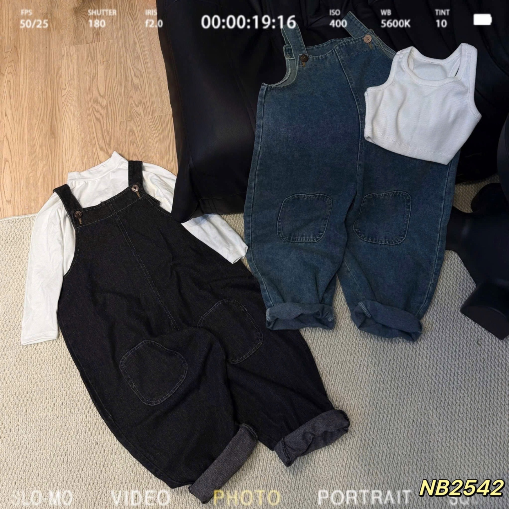 Sét yếm jean kèm áo croptop bé gái