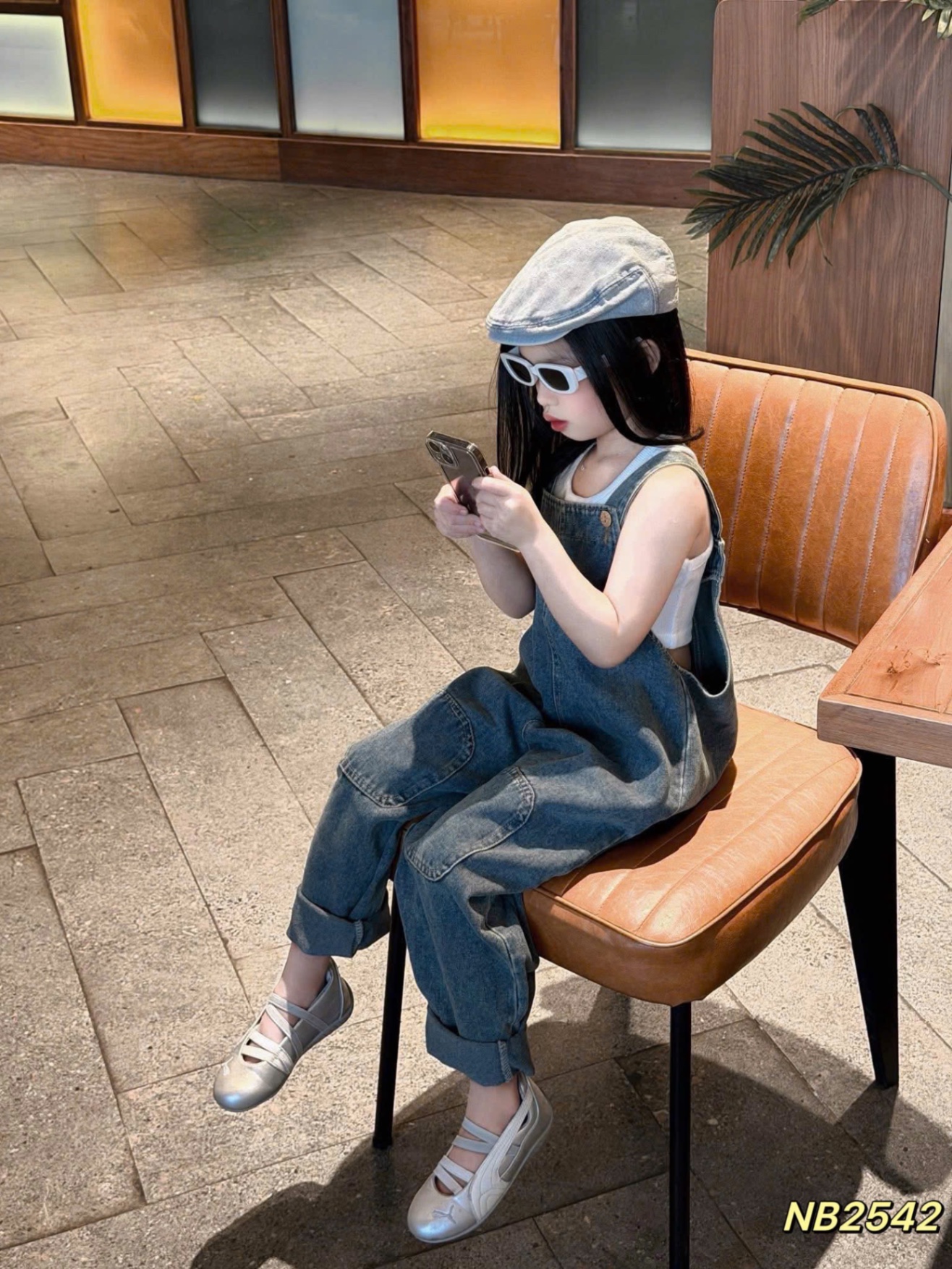 Sét yếm jean kèm áo croptop bé gái