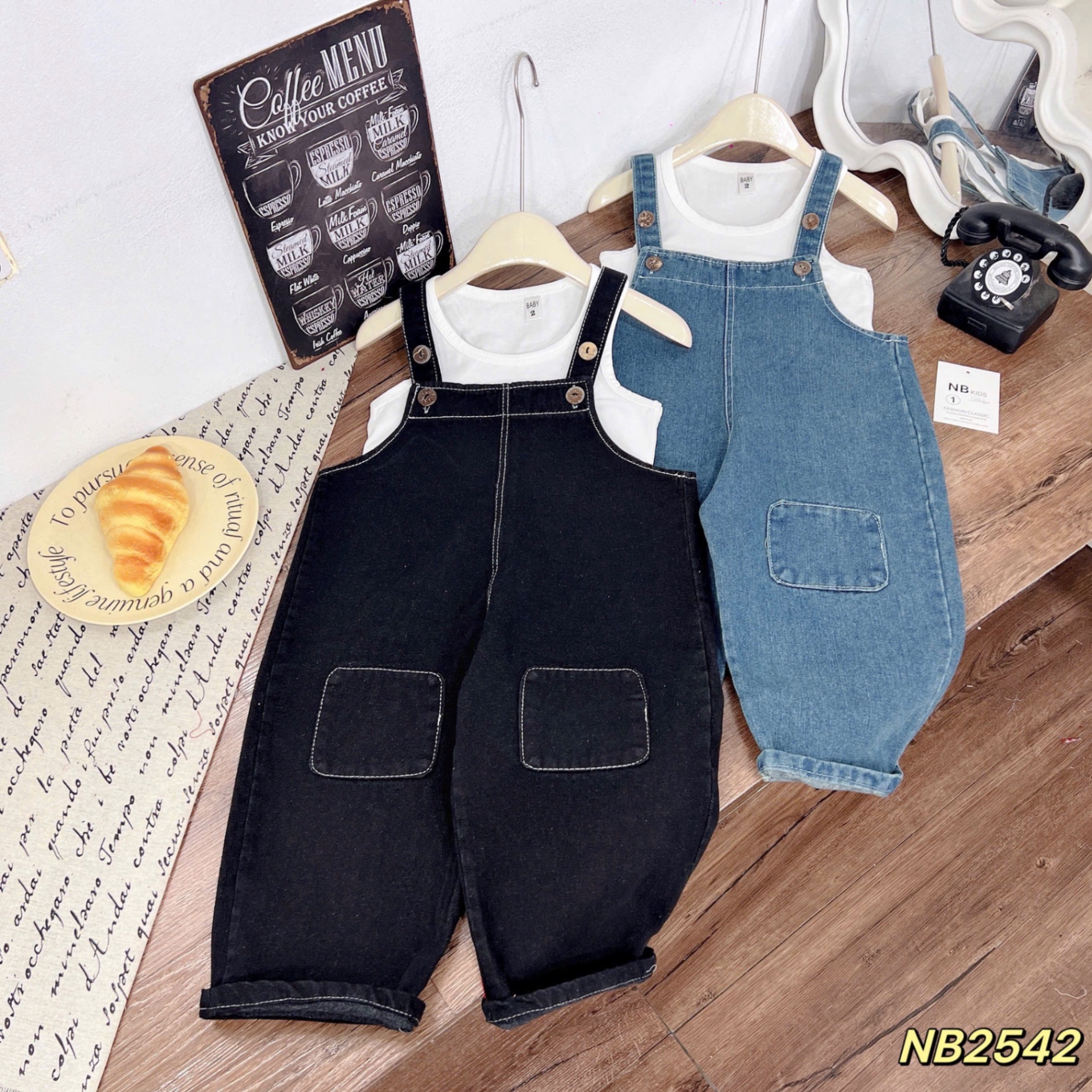 Sét yếm jean kèm áo croptop bé gái