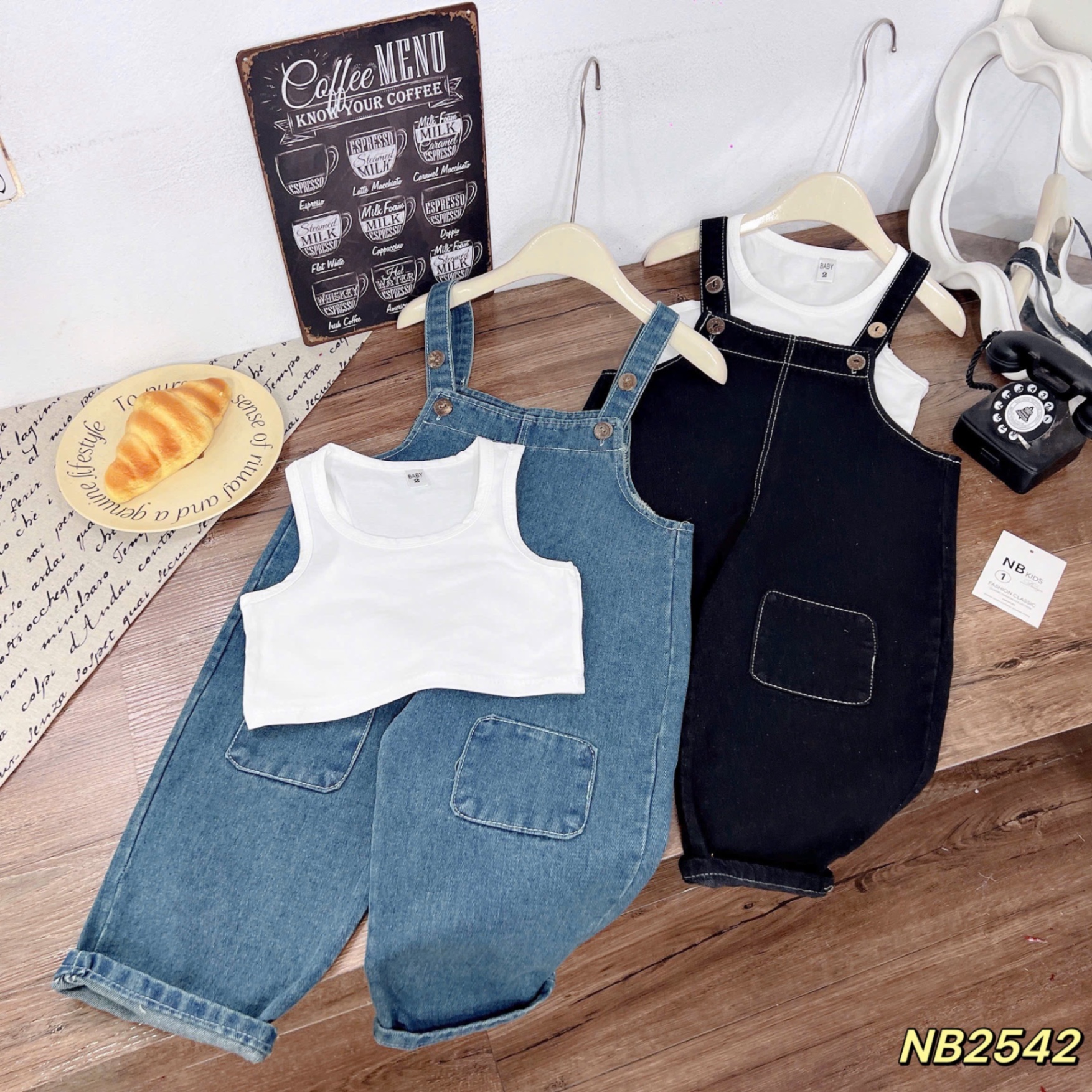 Sét yếm jean kèm áo croptop bé gái