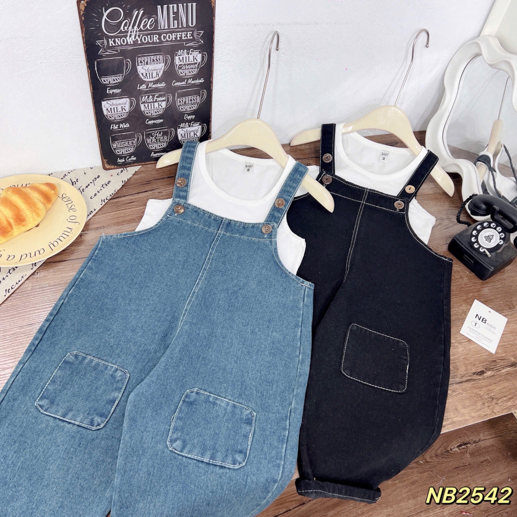 Sét yếm jean kèm áo croptop bé gái