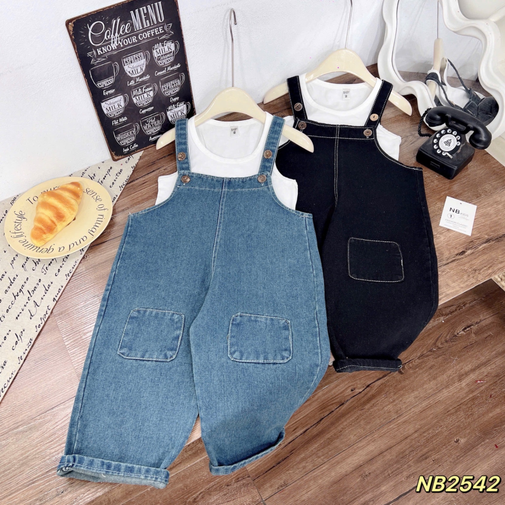 Sét yếm jean kèm áo croptop bé gái