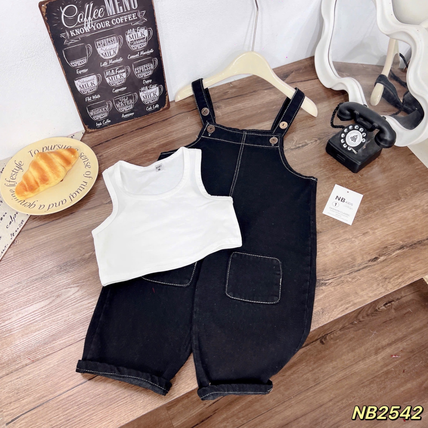 Sét yếm jean kèm áo croptop bé gái