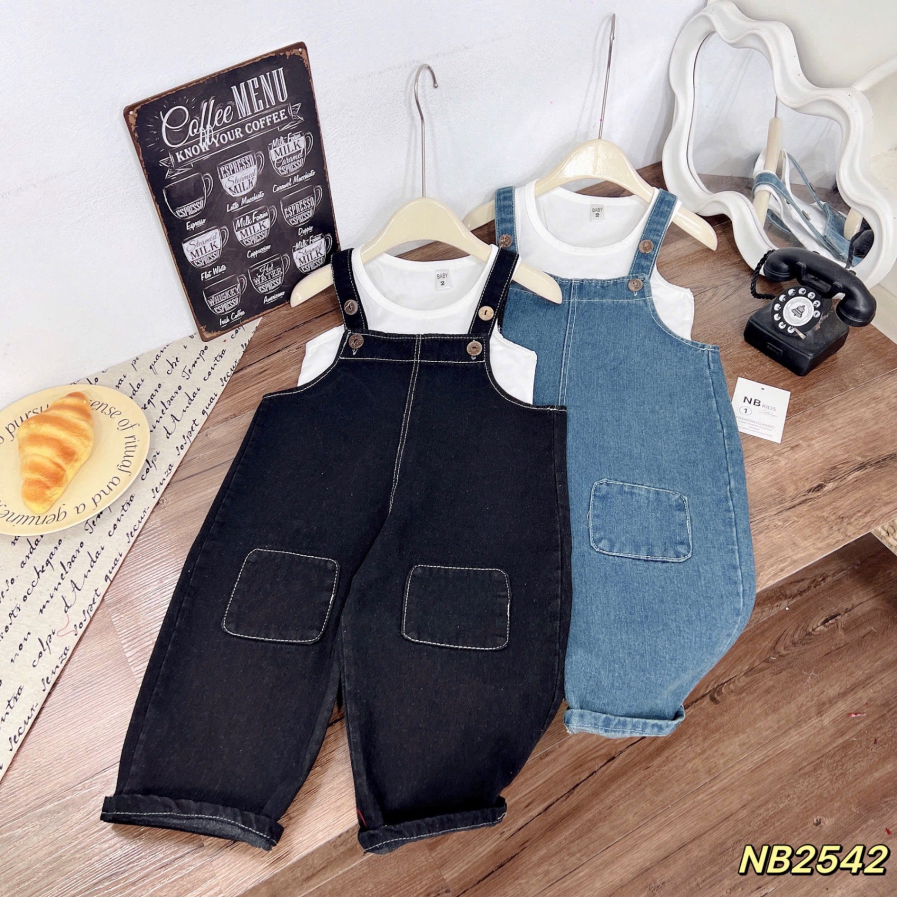 Sét yếm jean kèm áo croptop bé gái