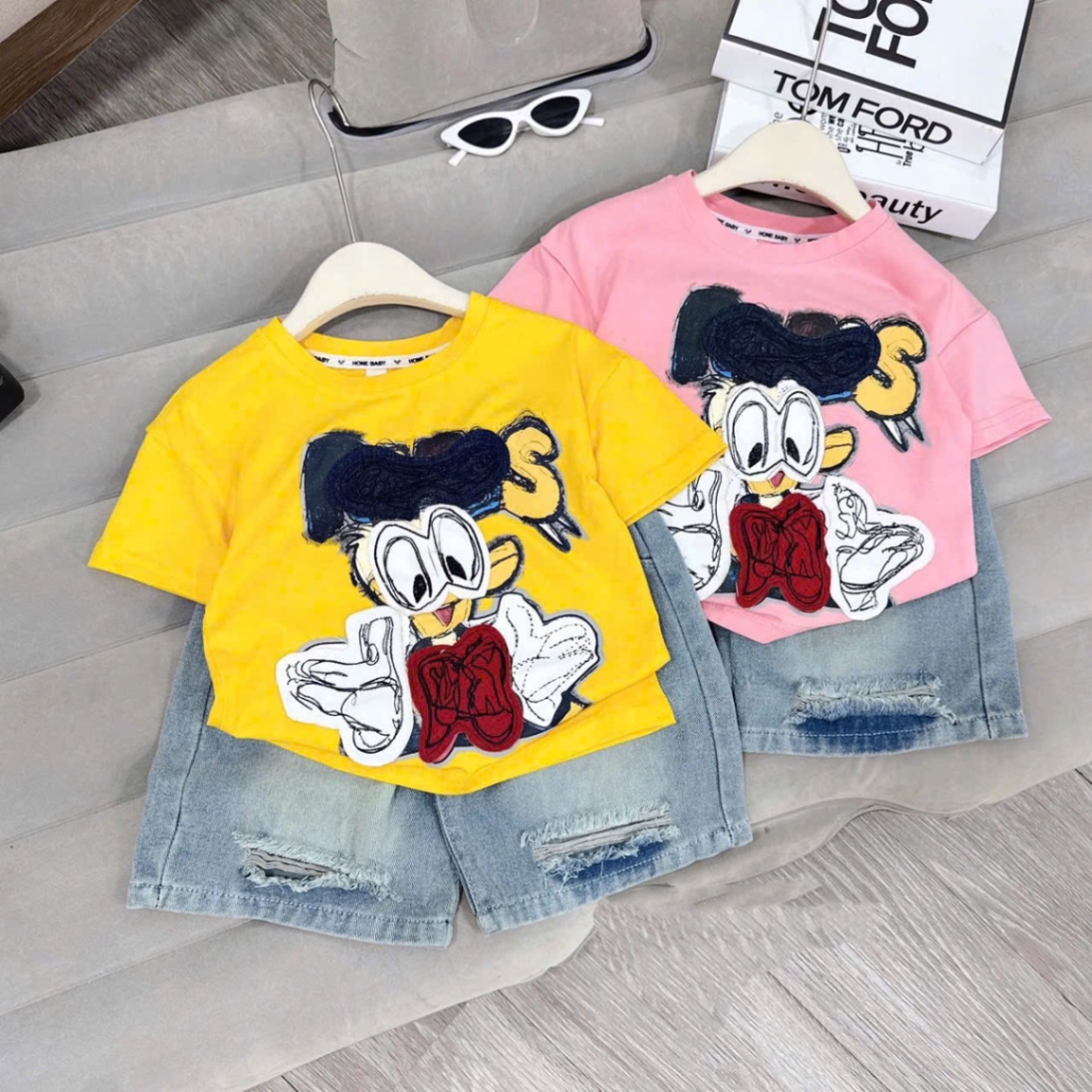 Sét vịt donal thêu đắp quần sooc bò bé gái