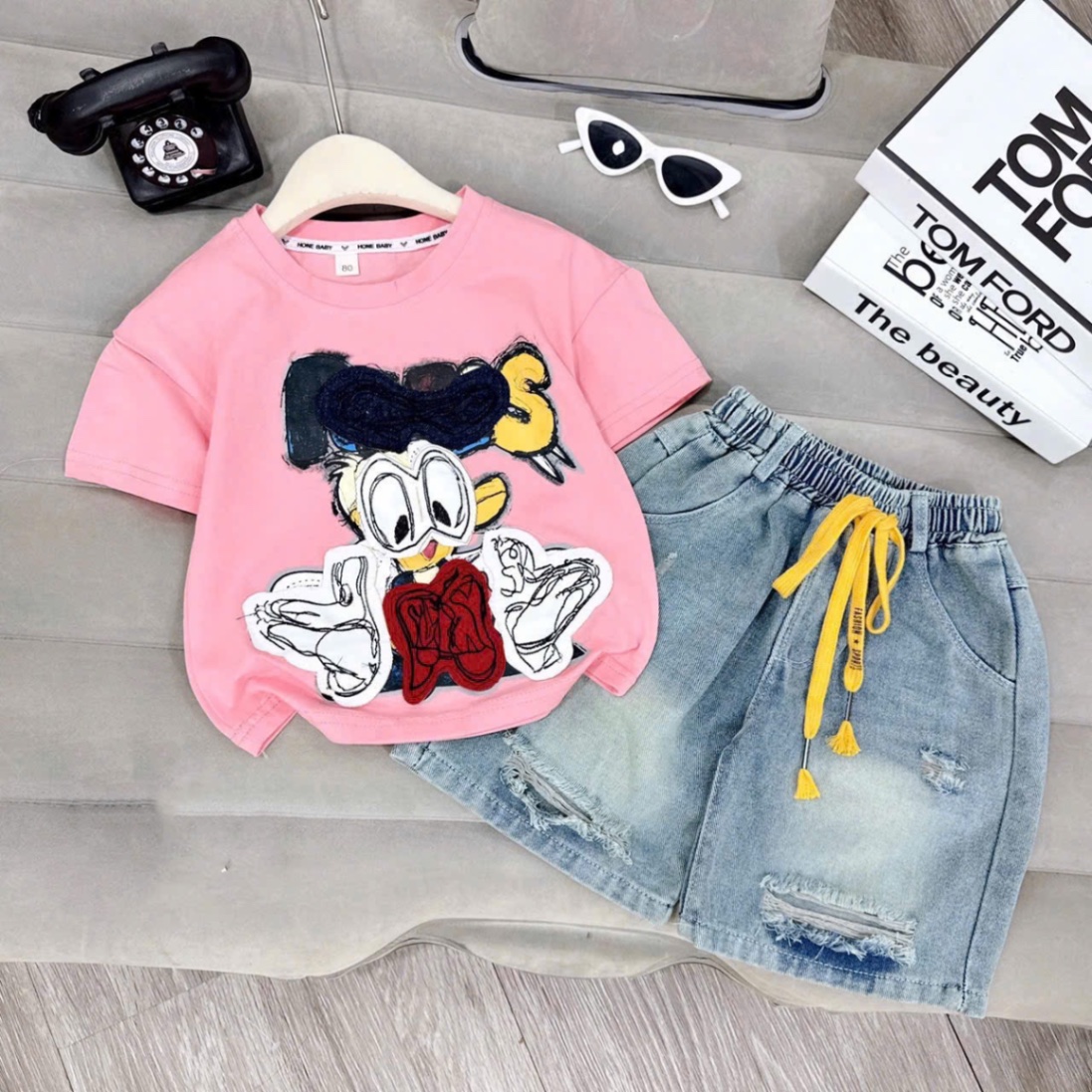 Sét vịt donal thêu đắp quần sooc bò bé gái