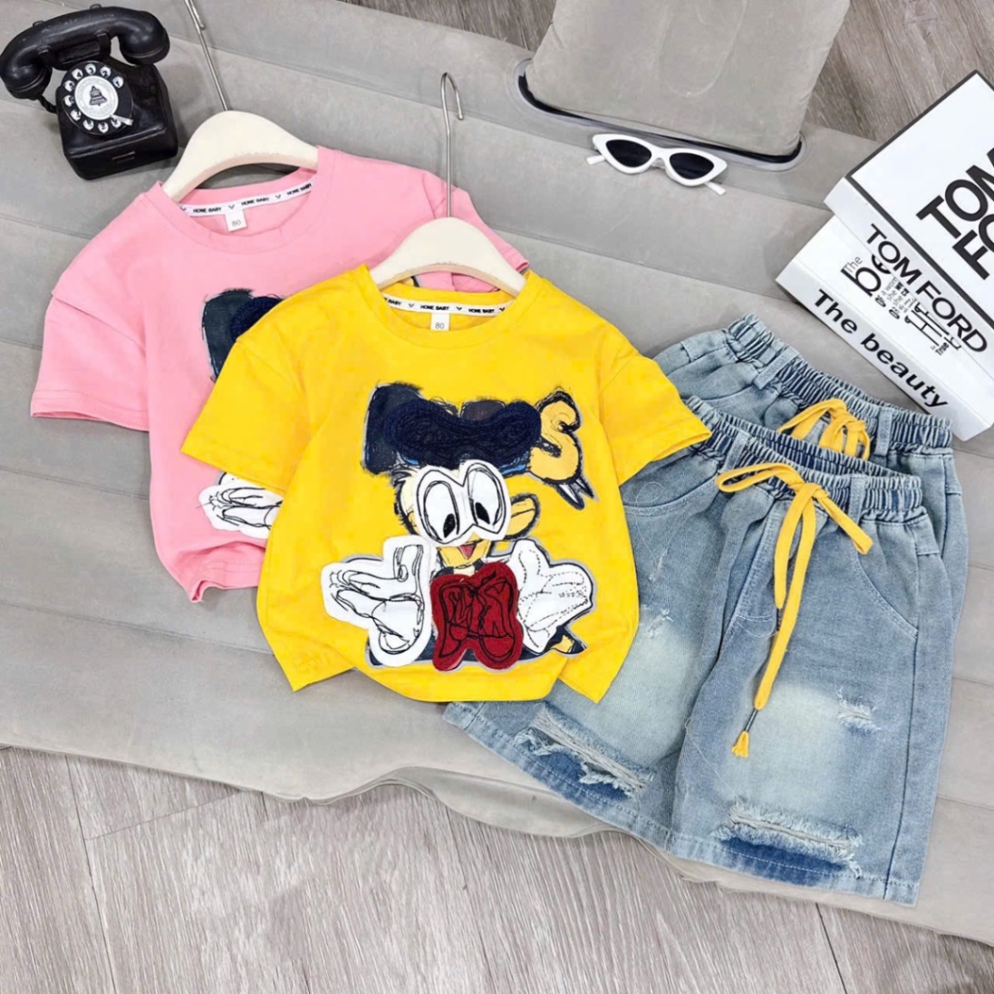 Sét vịt donal thêu đắp quần sooc bò bé gái