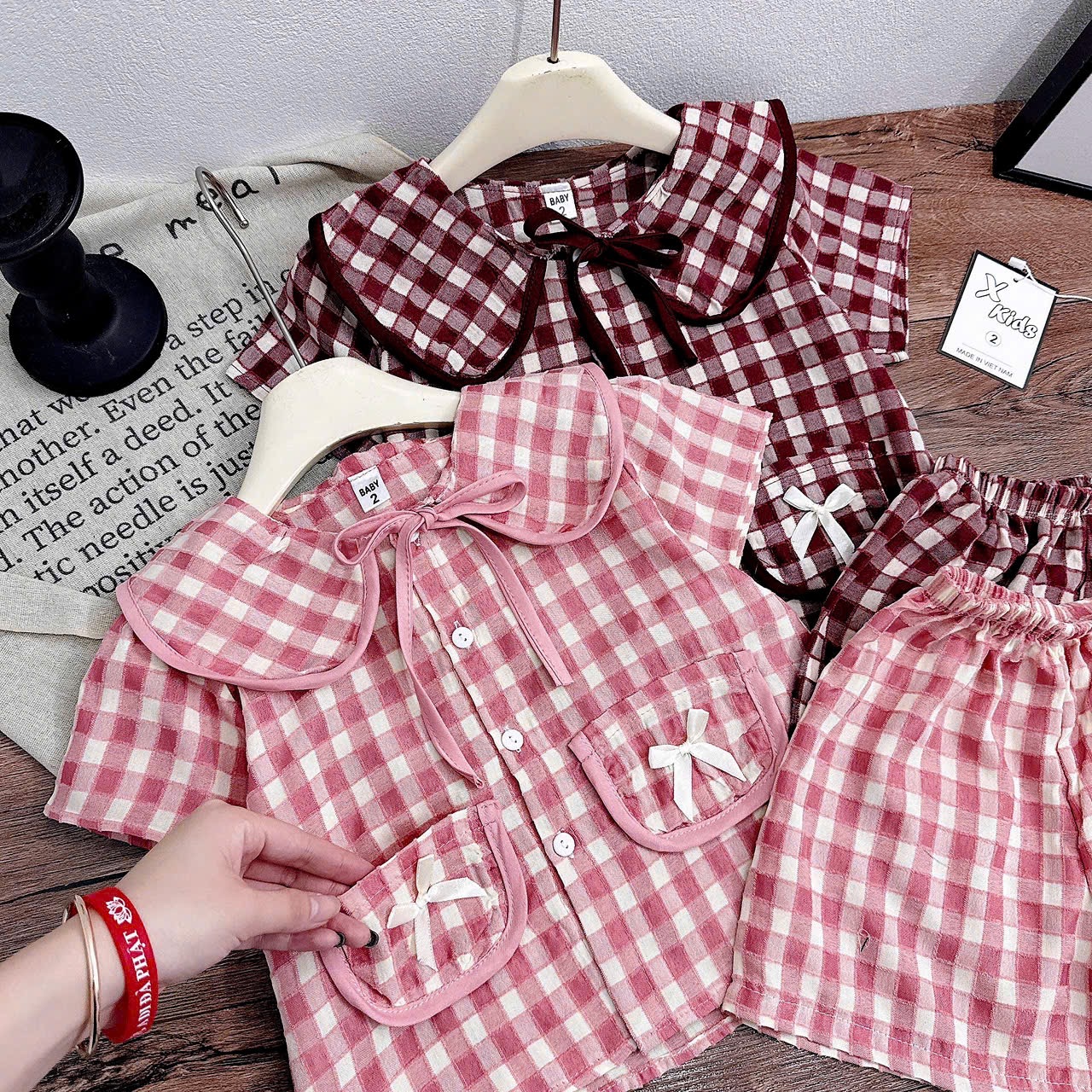 Pzm caro cổ tròn viền bé gái