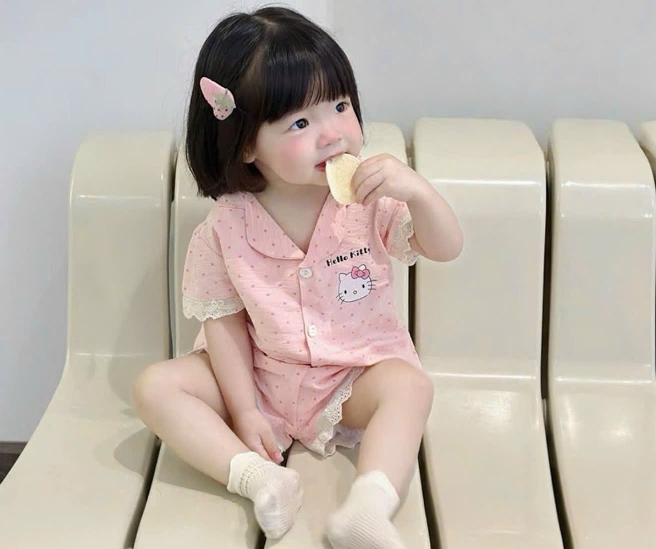 Pzm chấm bi kitty bé gái