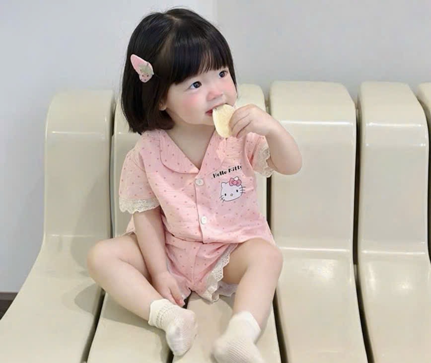 Pzm chấm bi kitty bé gái