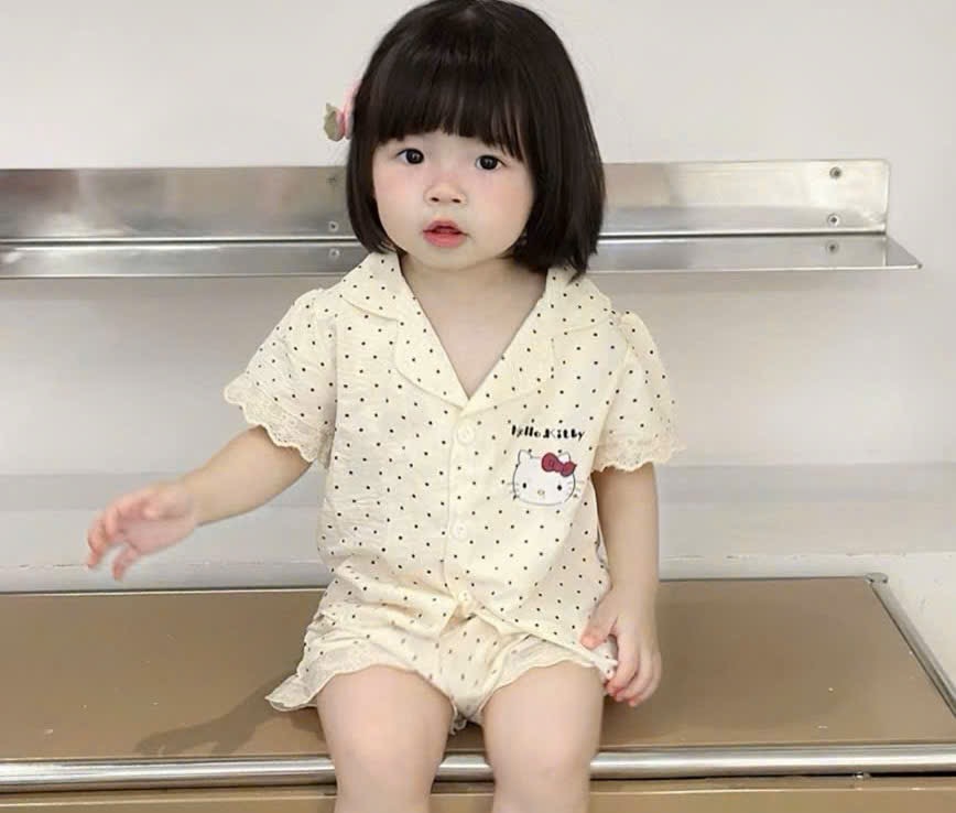 Pzm chấm bi kitty bé gái