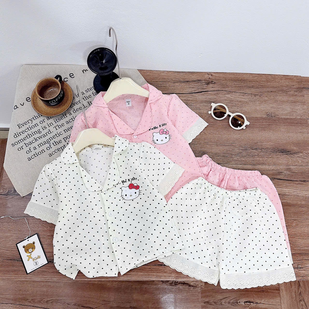 Pzm chấm bi kitty bé gái