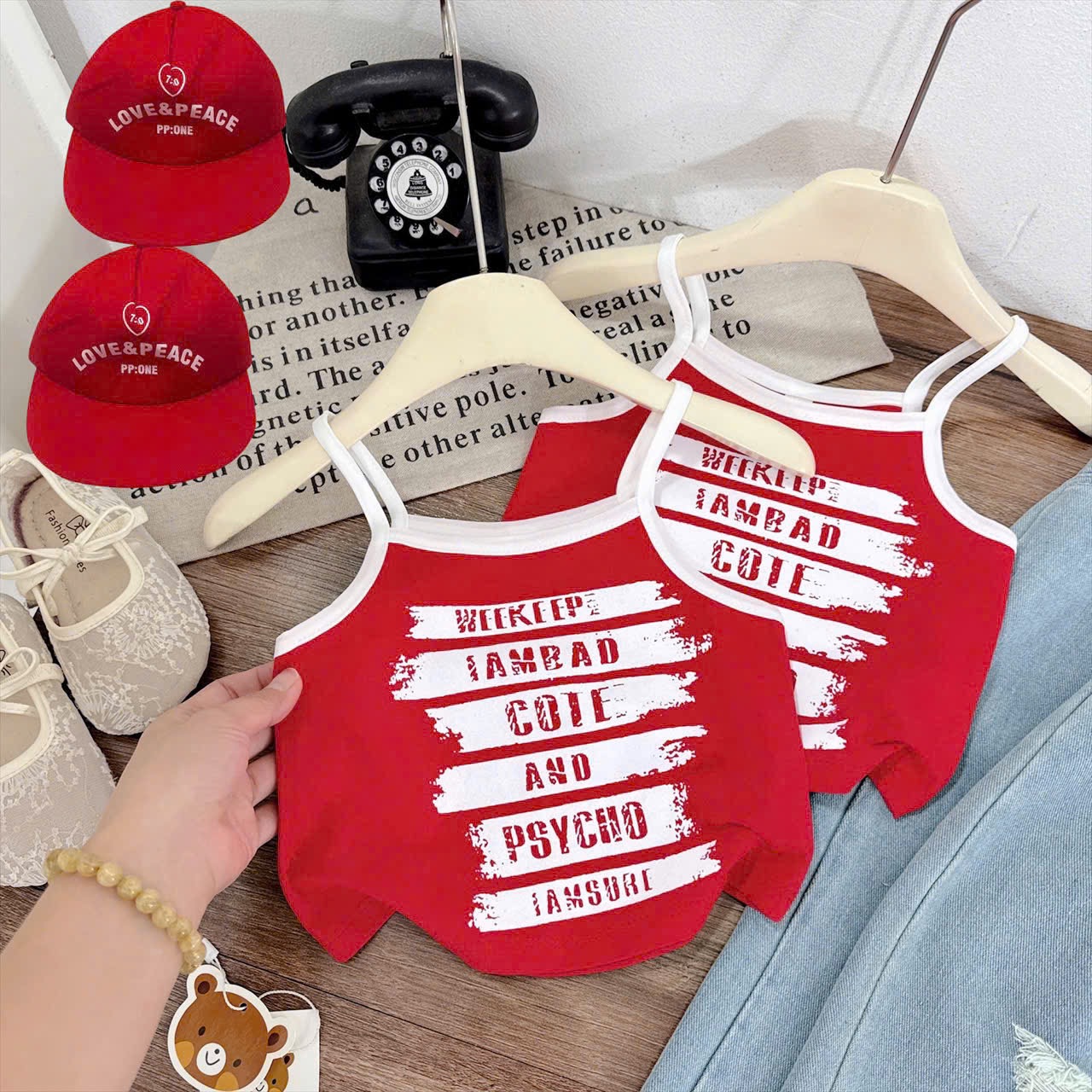 Sét áo 2 dây chữ đỏ quần bò rách xuông bé gái kèm mũ