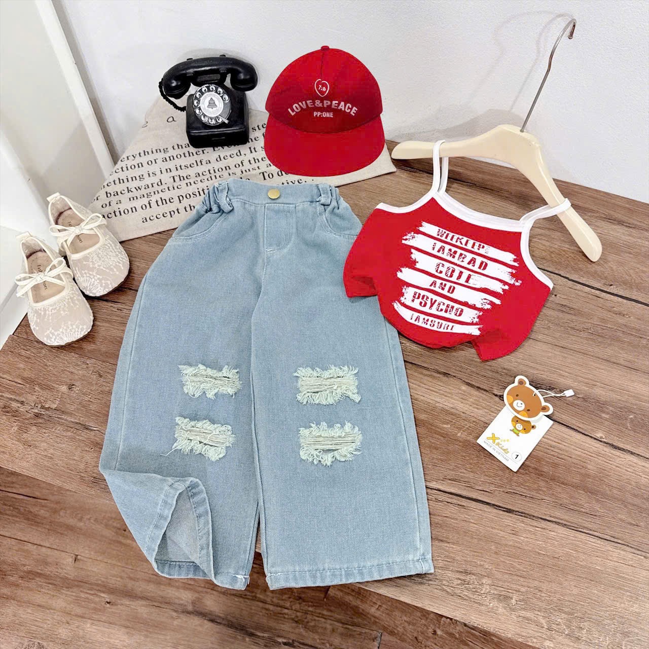 Sét áo 2 dây chữ đỏ quần bò rách xuông bé gái kèm mũ