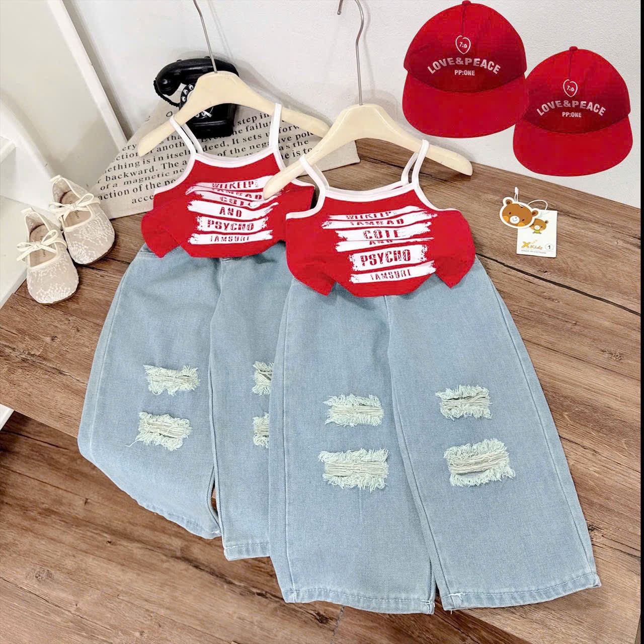 Sét áo 2 dây chữ đỏ quần bò rách xuông bé gái kèm mũ