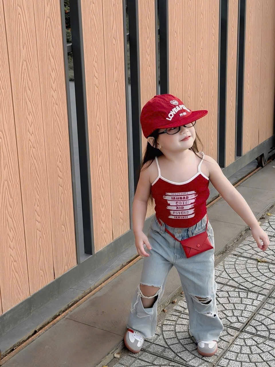 Sét áo 2 dây chữ đỏ quần bò rách xuông bé gái kèm mũ