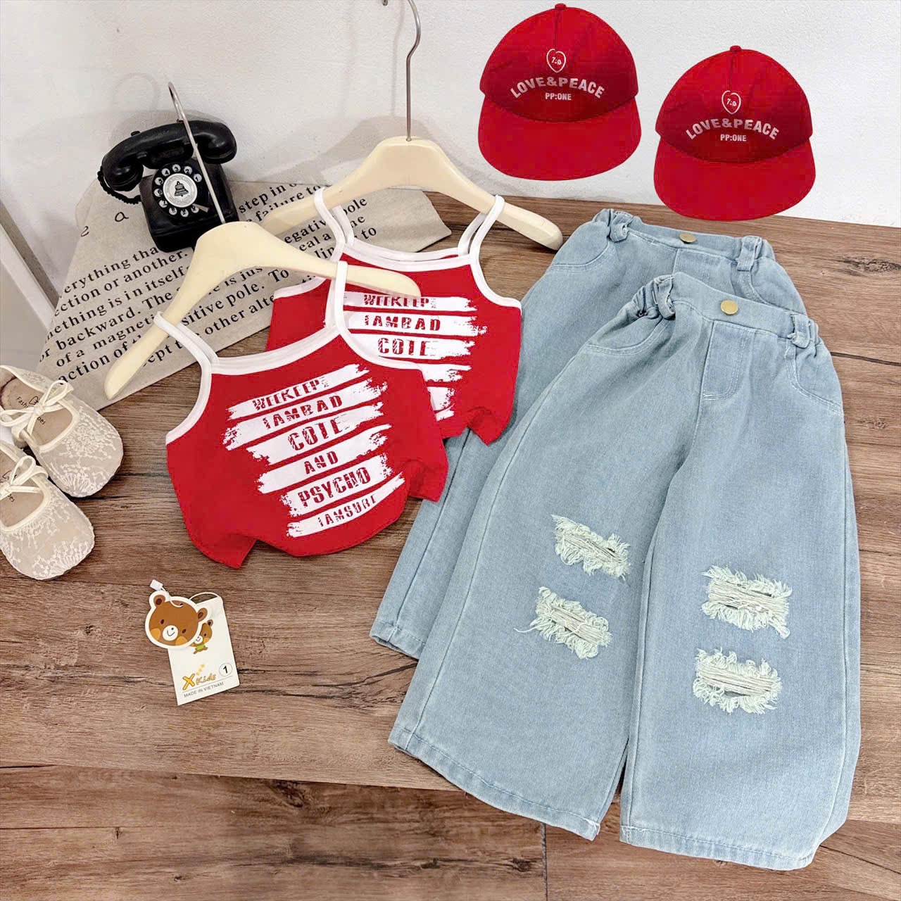 Sét áo 2 dây chữ đỏ quần bò rách xuông bé gái kèm mũ