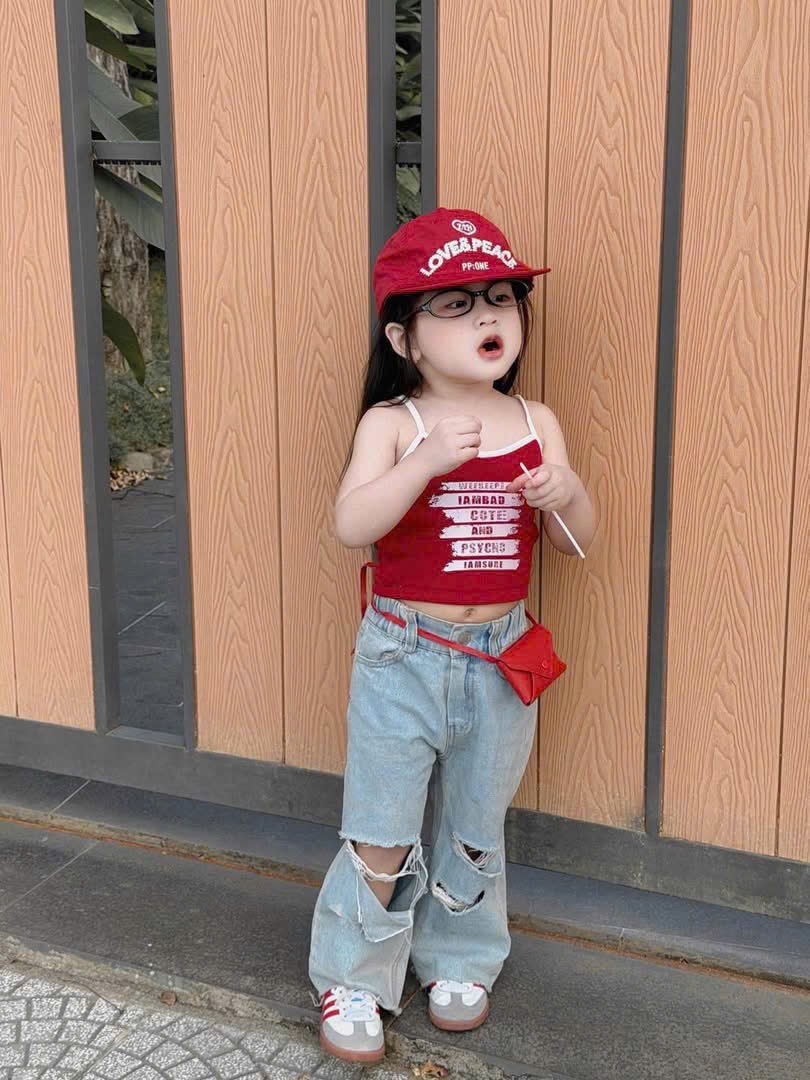 Sét áo 2 dây chữ đỏ quần bò rách xuông bé gái kèm mũ