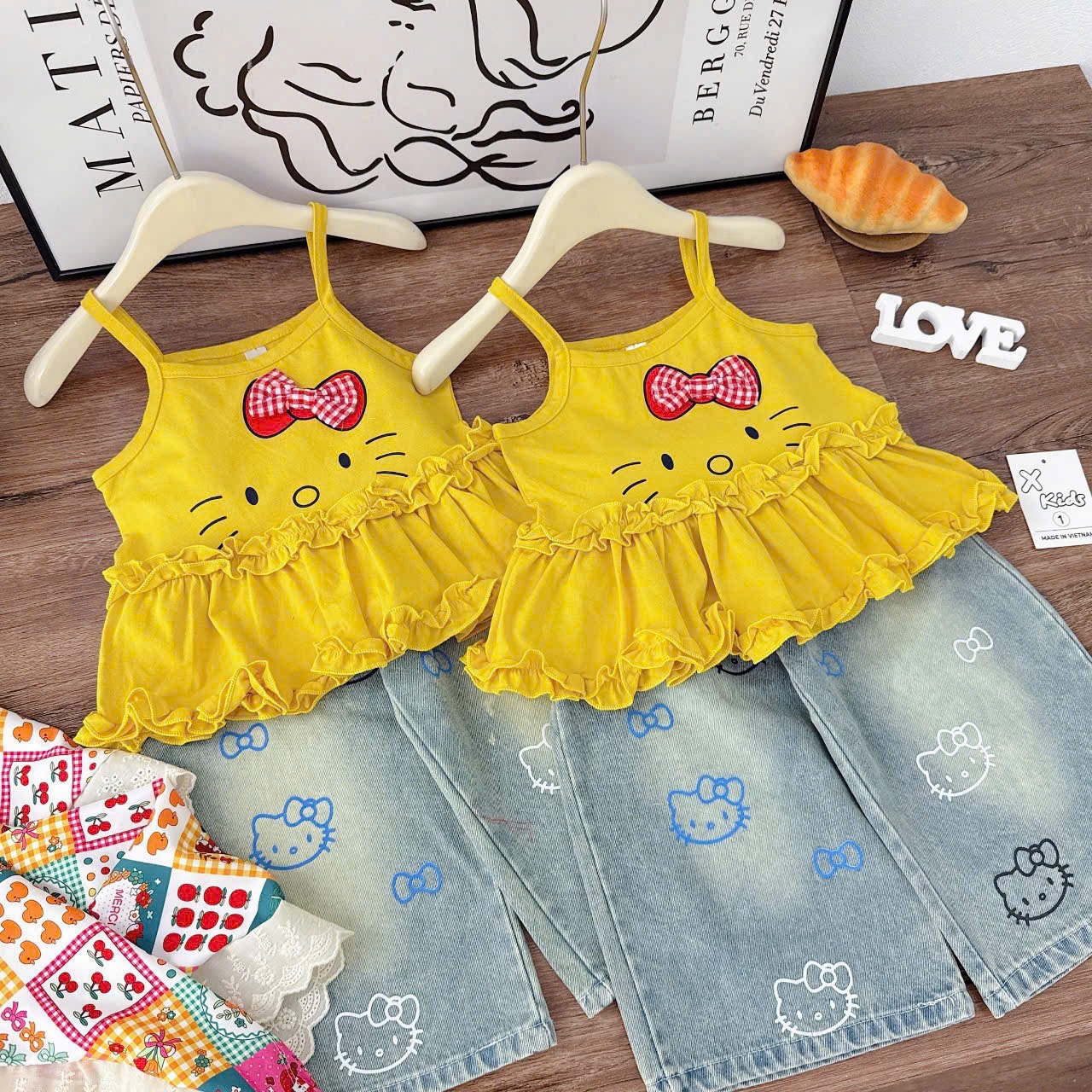 Sét áo 2 dây vàng quần bò xuông kitty bé gái