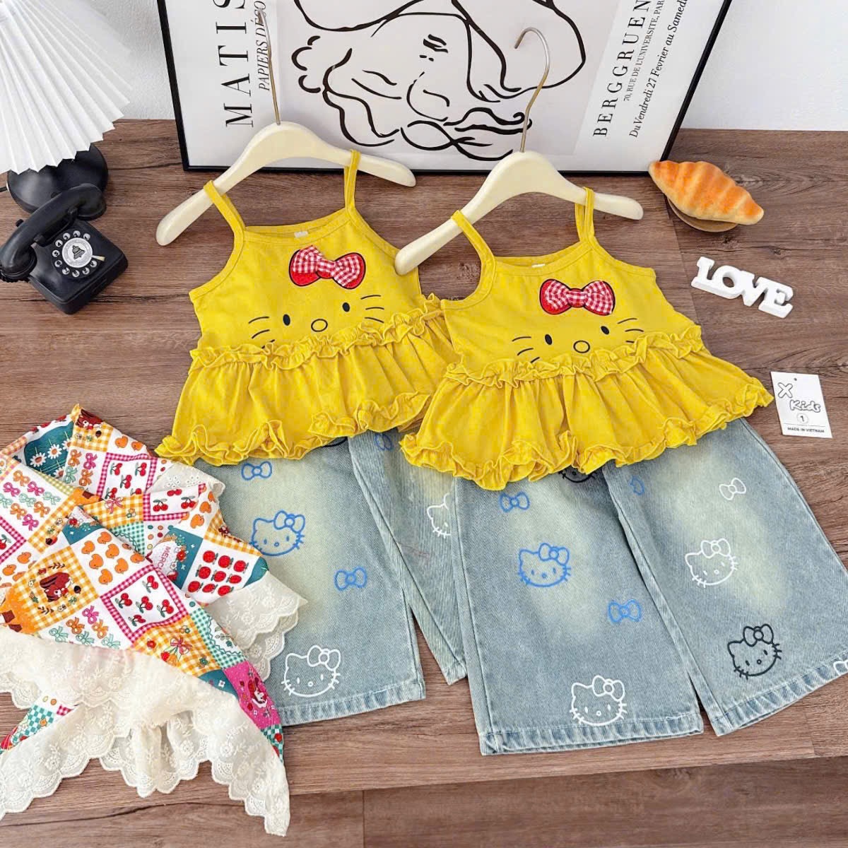 Sét áo 2 dây vàng quần bò xuông kitty bé gái