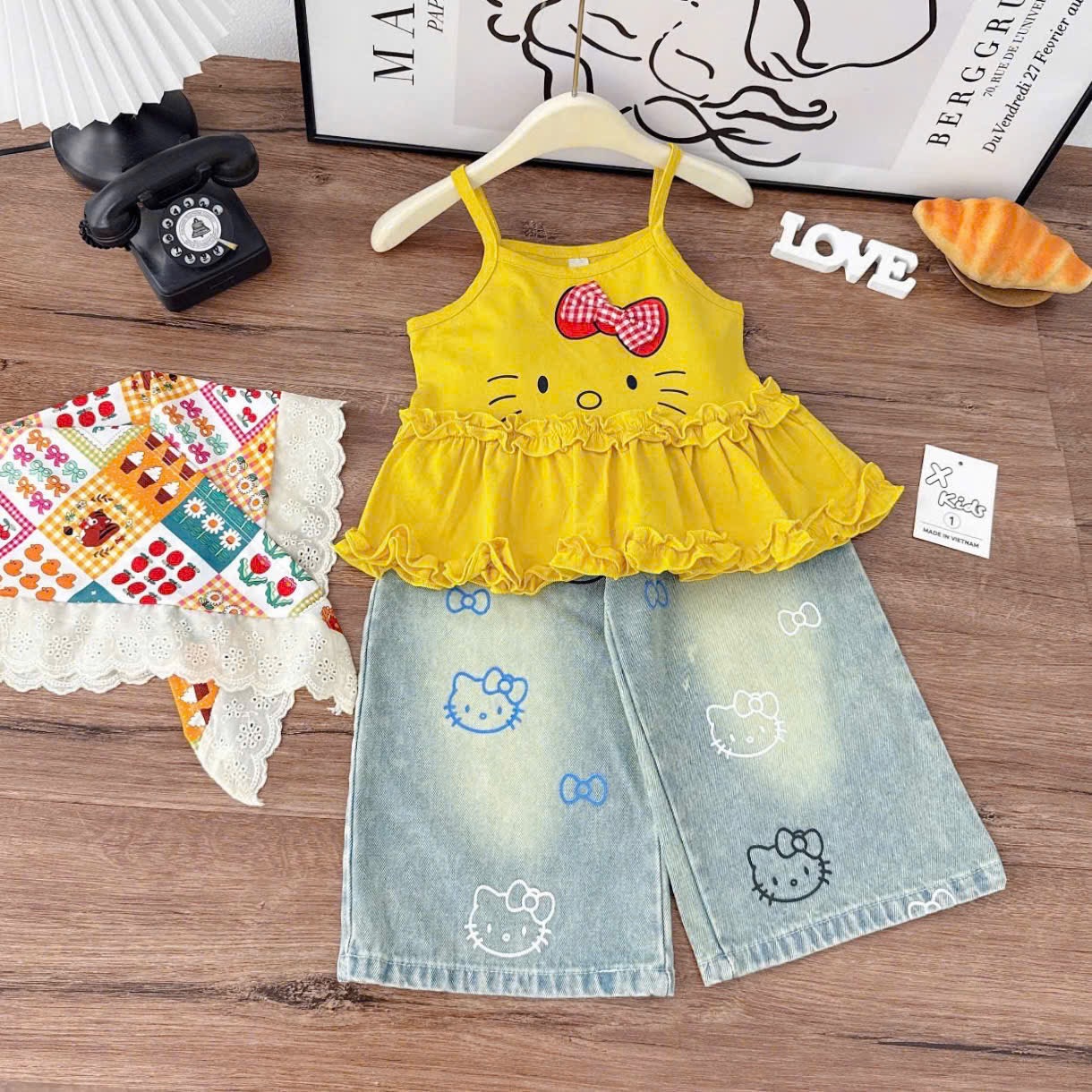 Sét áo 2 dây vàng quần bò xuông kitty bé gái