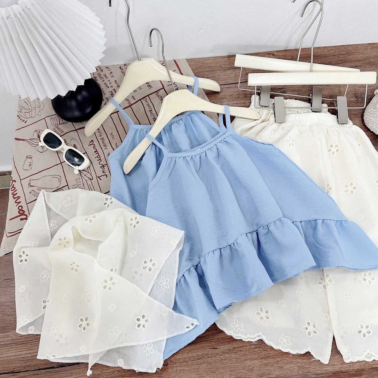 Sét áo 2 dây xanh dương kèm quần xuông bé gái