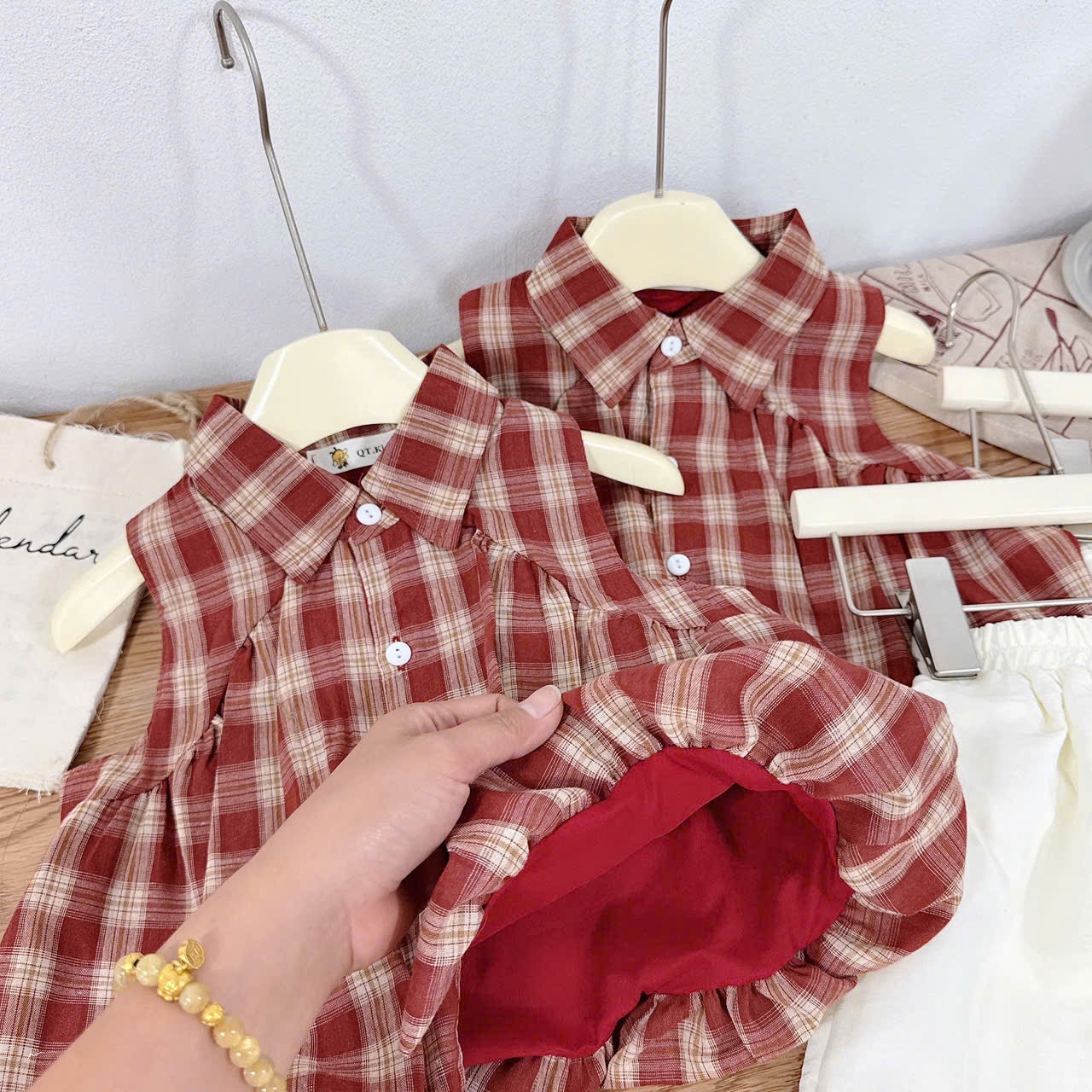 Sét áo caro bồng quần xuông kem gấu bèo qt bé gái