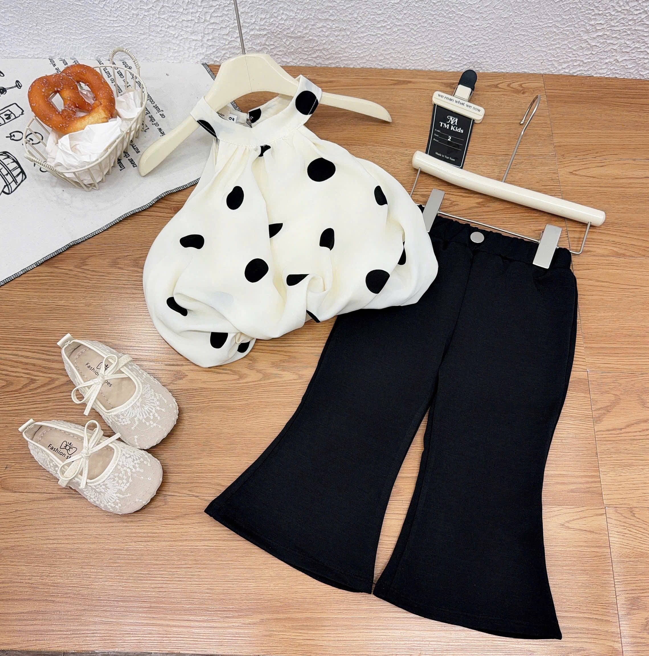 Sét áo chấm bi cổ yếm quần đen loe bé gái