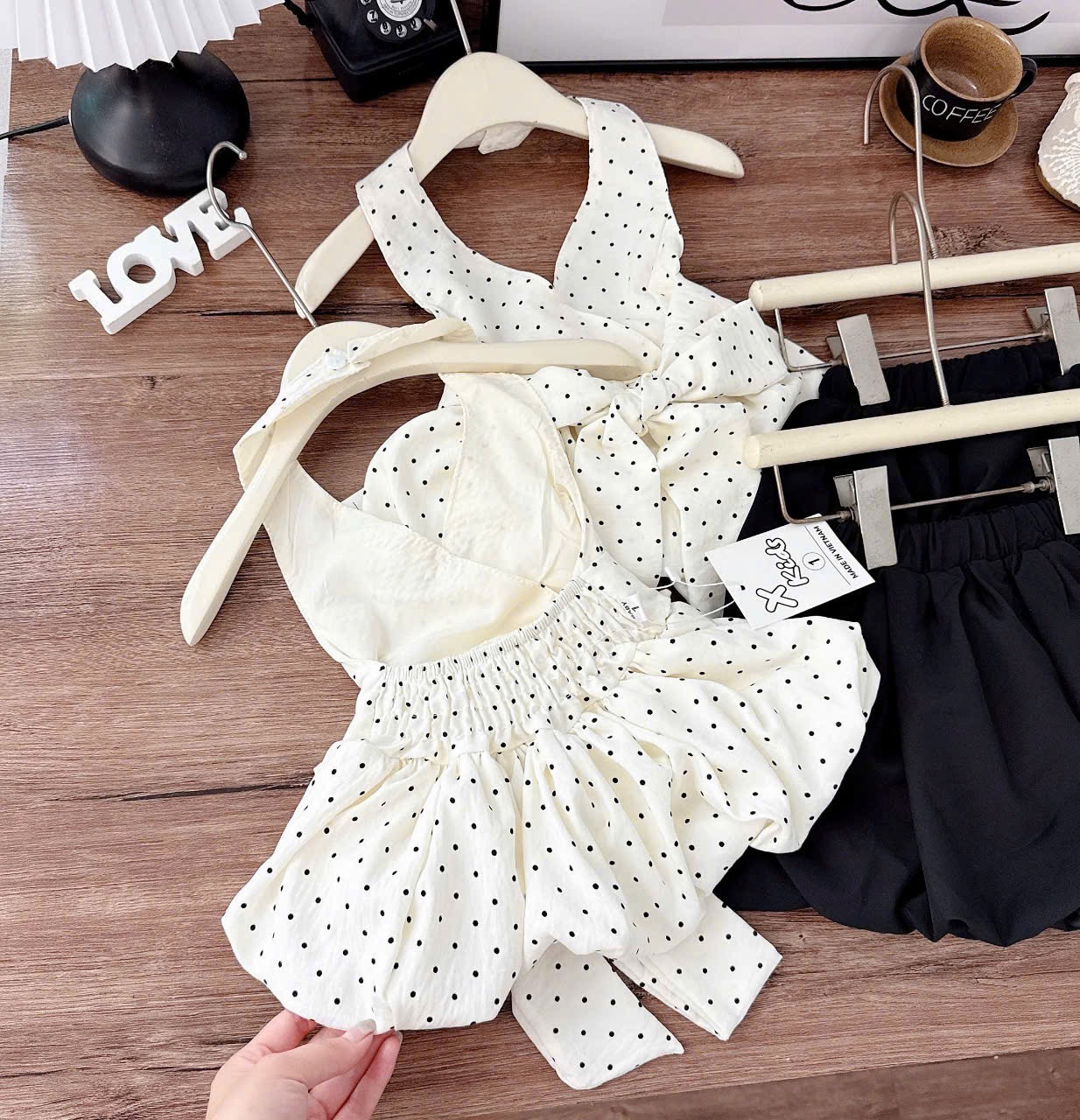 Sét áo cổ yếm chấm bi quần bồng đen bé gái