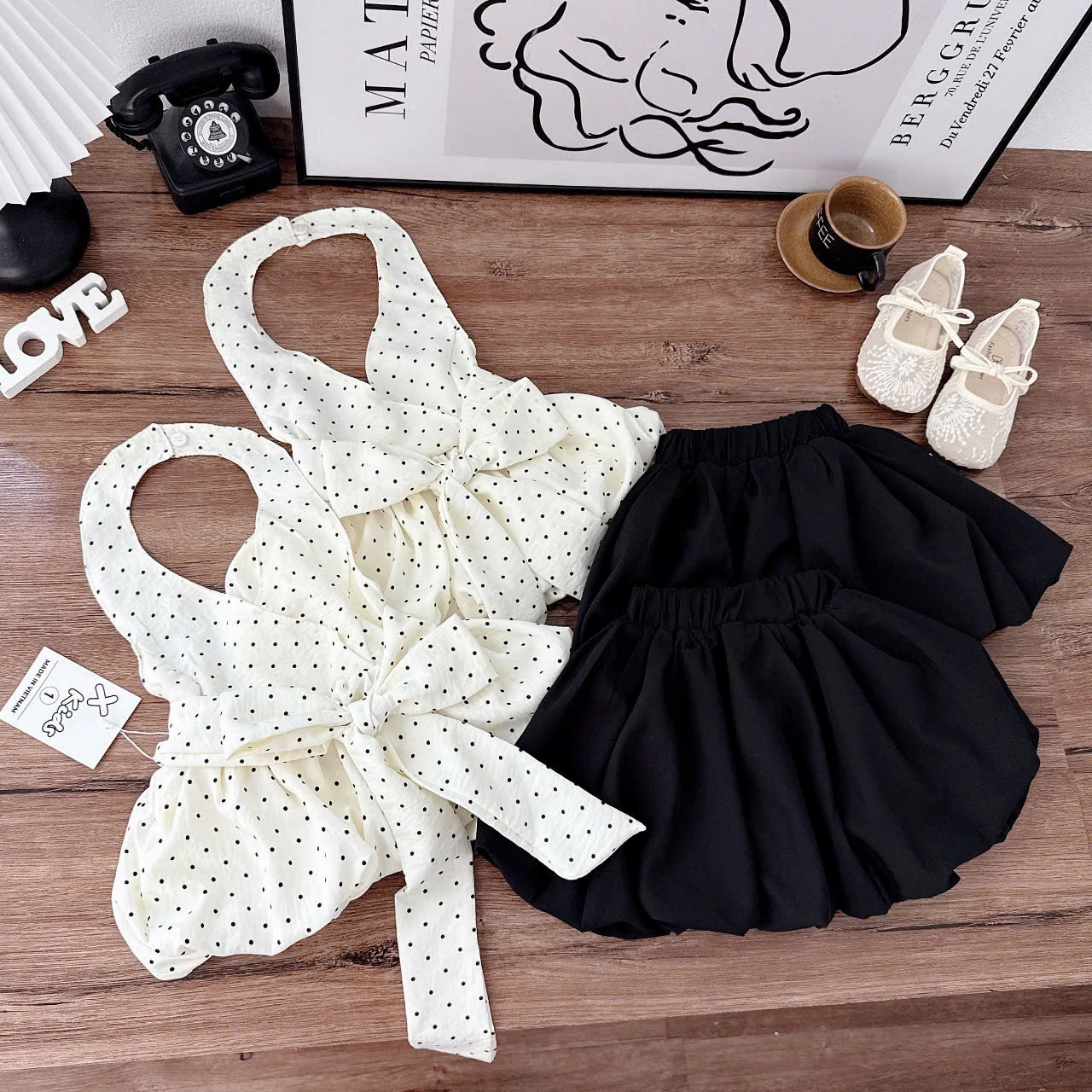 Sét áo cổ yếm chấm bi quần bồng đen bé gái