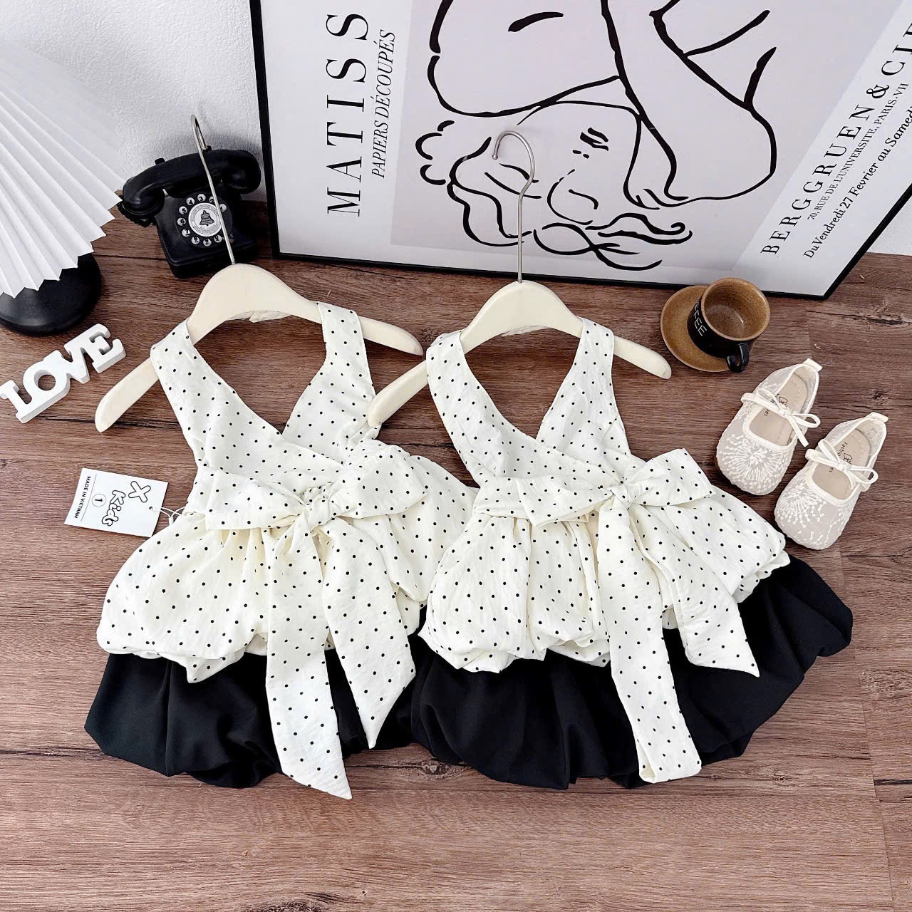 Sét áo cổ yếm chấm bi quần bồng đen bé gái